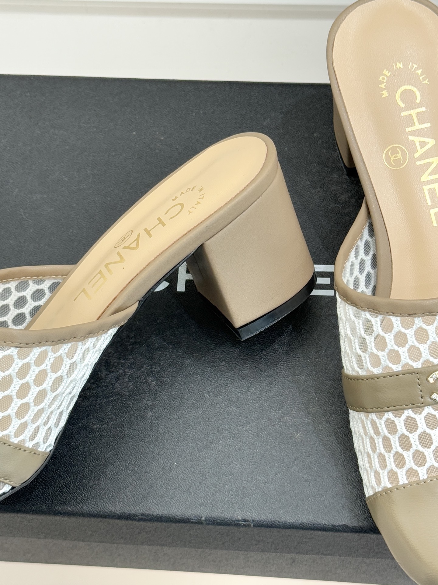 CHANE* ｜小香经典双C网面拼皮包头粗跟拖鞋这双拖鞋以轻盈美学重塑慵懒格调网面与细腻皮革精妙拼接包头