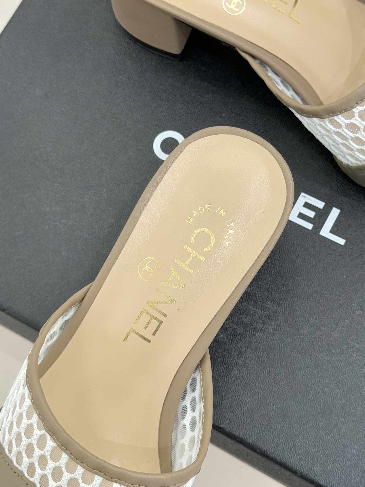 CHANE* ｜小香经典双C网面拼皮包头粗跟拖鞋这双拖鞋以轻盈美学重塑慵懒格调网面与细腻皮革精妙拼接包头