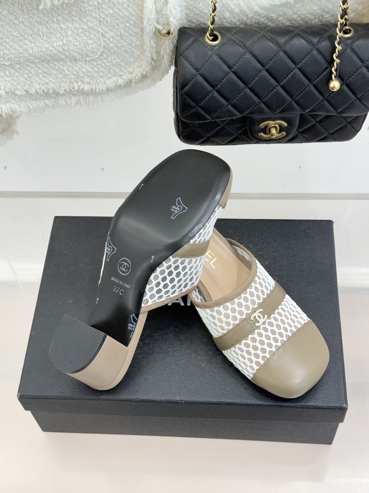 CHANE* ｜小香经典双C网面拼皮包头粗跟拖鞋这双拖鞋以轻盈美学重塑慵懒格调网面与细腻皮革精妙拼接包头