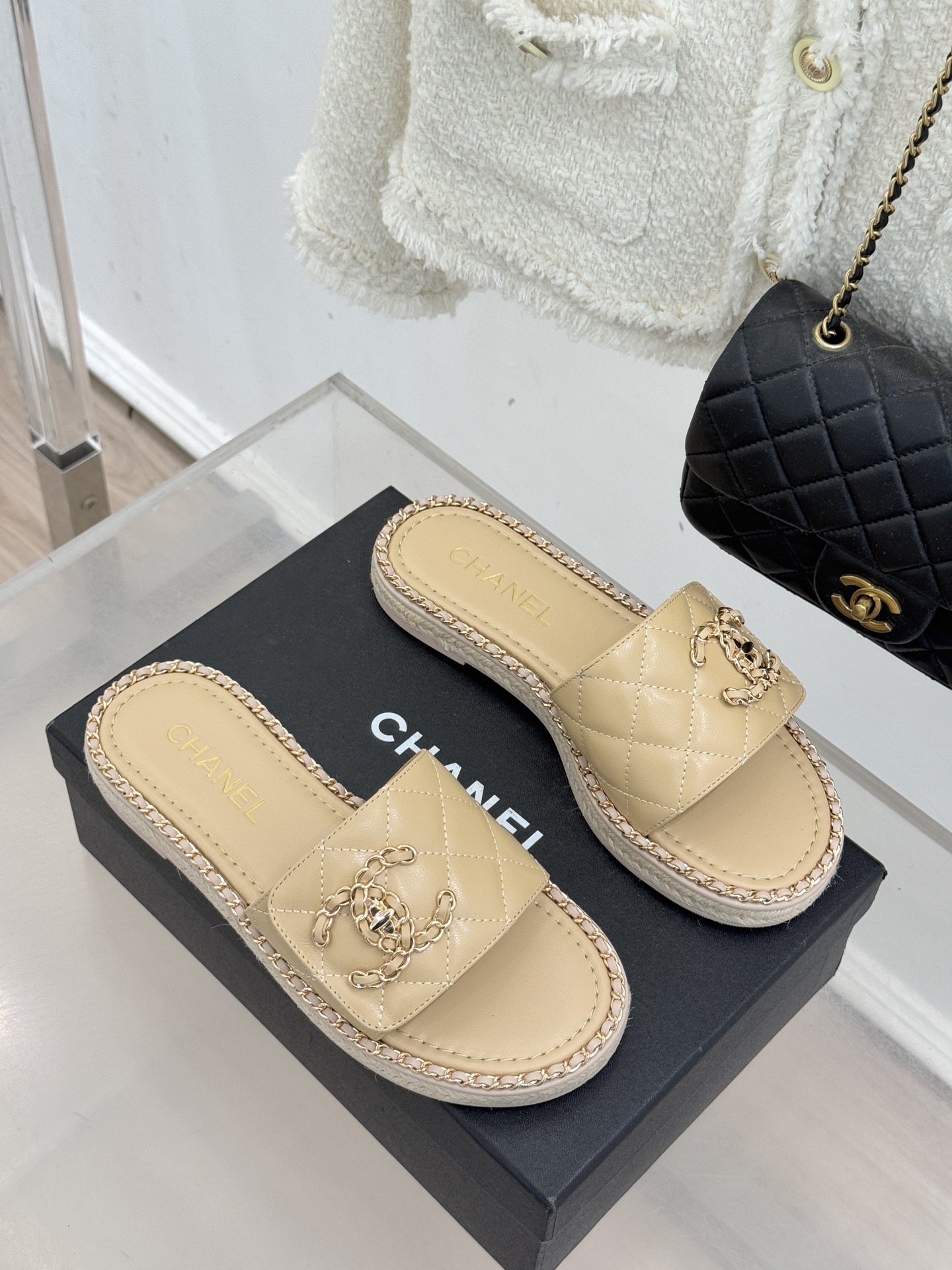 CHANE* ｜小香经典链条双C书包扣魔术贴懒人拖鞋 将经典基因注入慵懒日常链条与书包扣邂逅魔术贴懒人拖