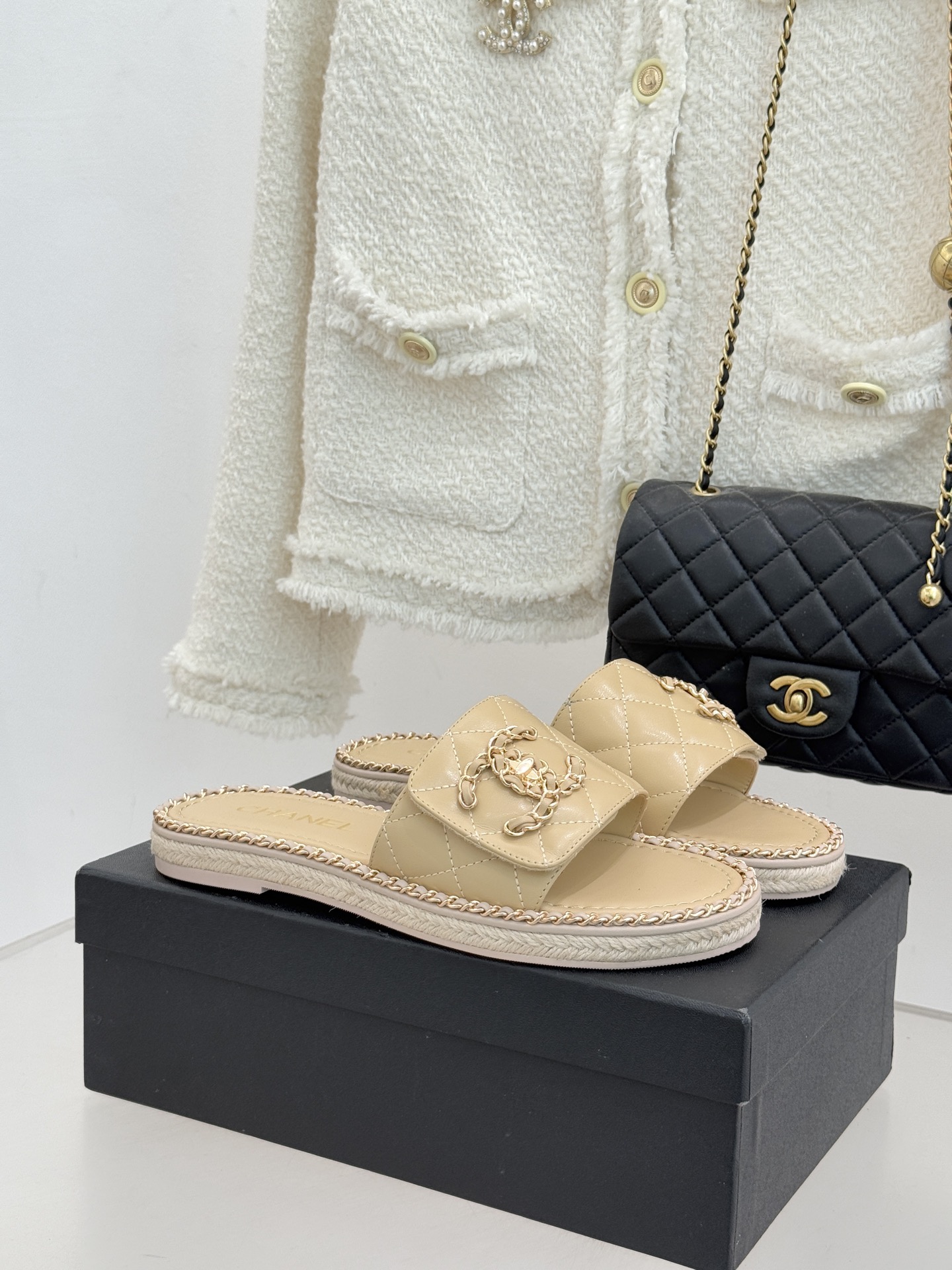 CHANE* ｜小香经典链条双C书包扣魔术贴懒人拖鞋 将经典基因注入慵懒日常链条与书包扣邂逅魔术贴懒人拖