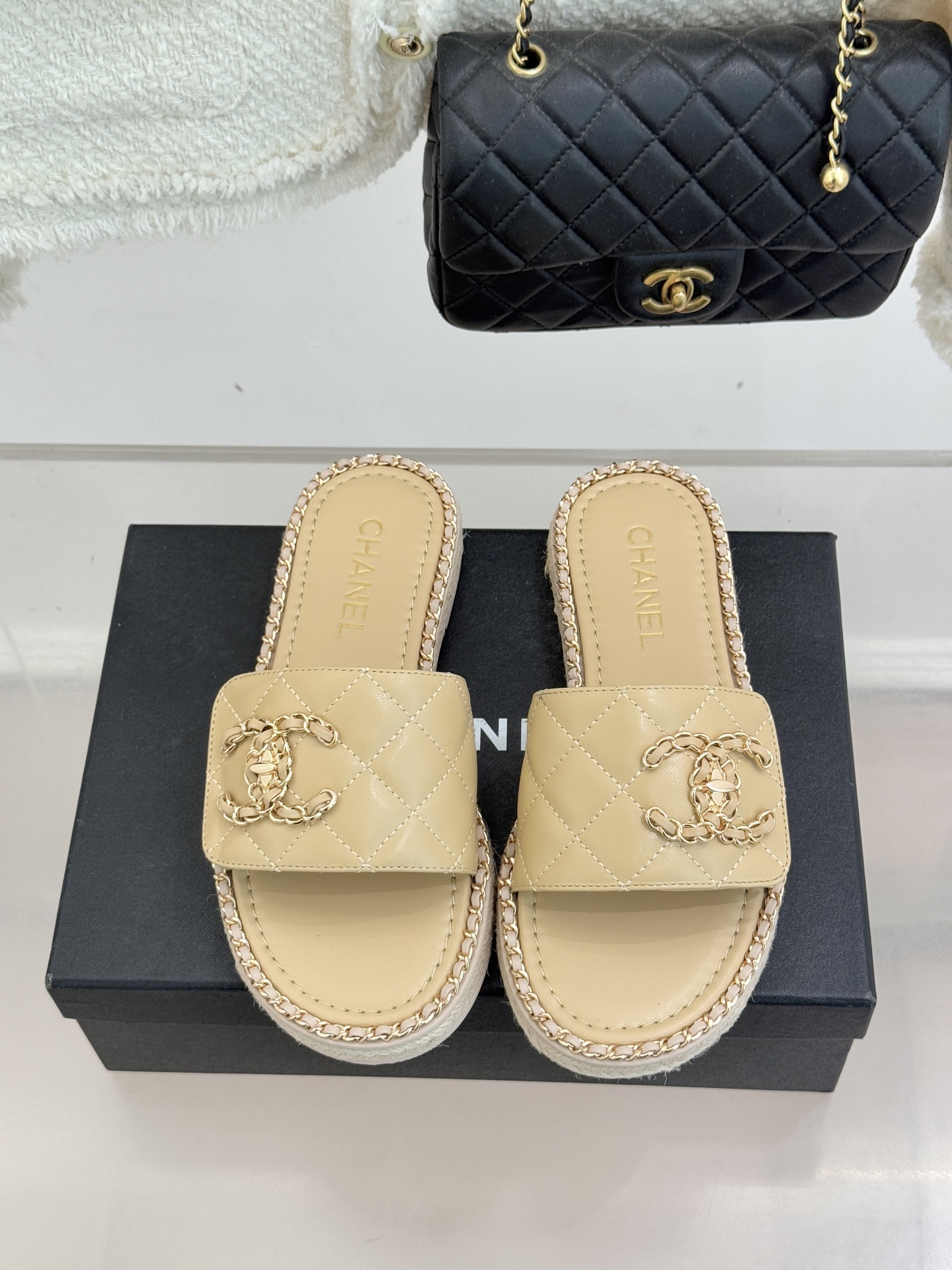 CHANE* ｜小香经典链条双C书包扣魔术贴懒人拖鞋 将经典基因注入慵懒日常链条与书包扣邂逅魔术贴懒人拖