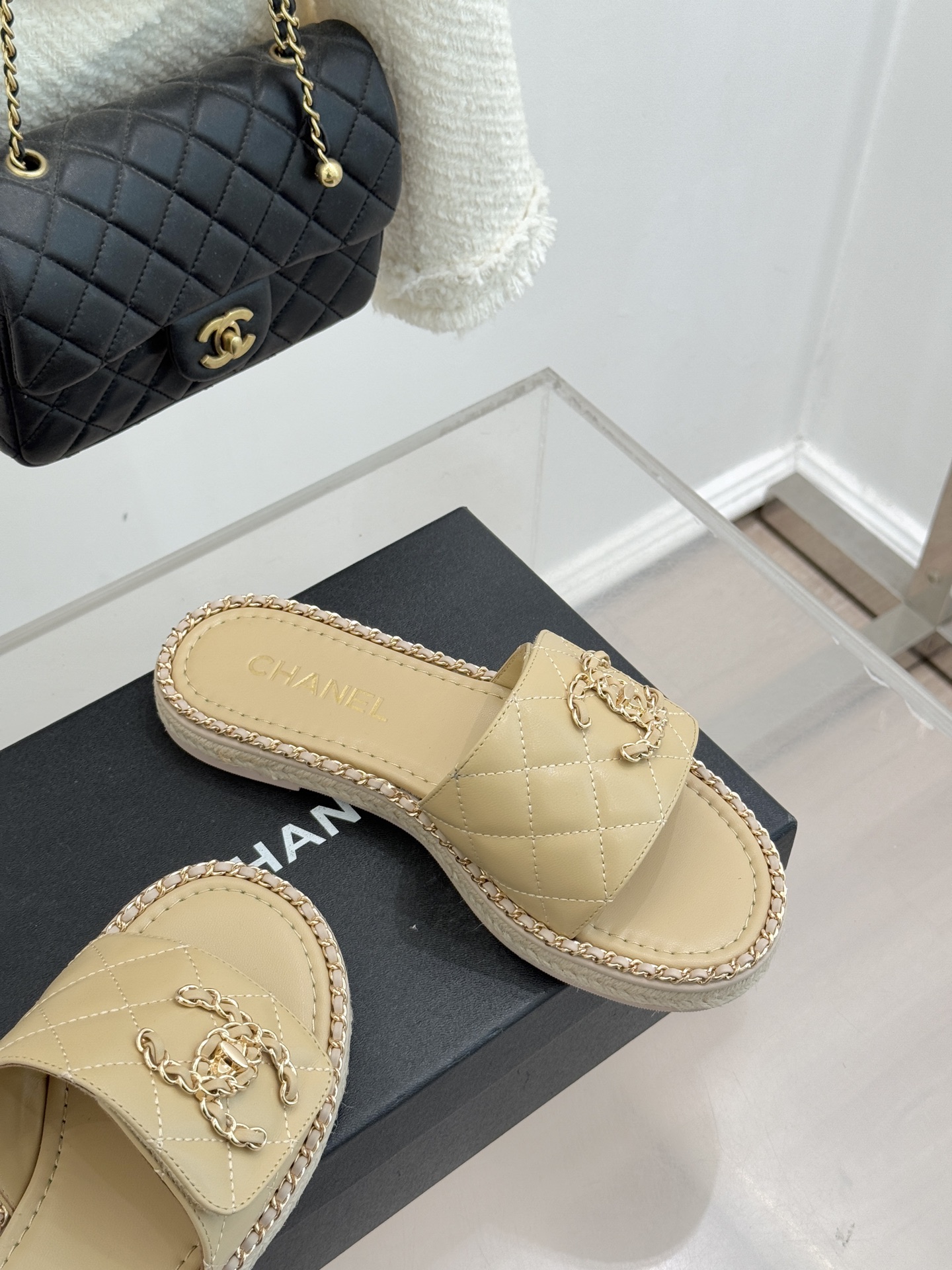 CHANE* ｜小香经典链条双C书包扣魔术贴懒人拖鞋 将经典基因注入慵懒日常链条与书包扣邂逅魔术贴懒人拖