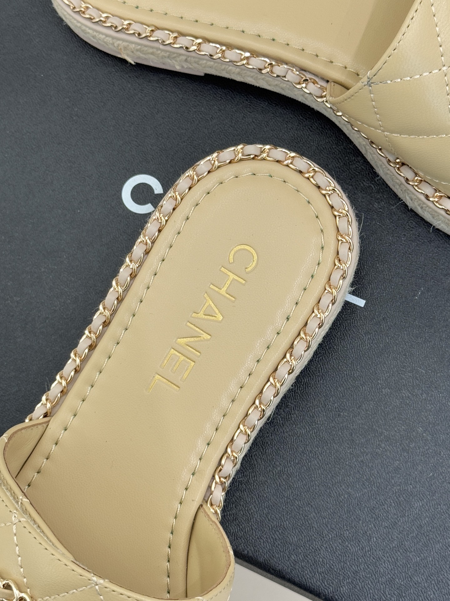 CHANE* ｜小香经典链条双C书包扣魔术贴懒人拖鞋 将经典基因注入慵懒日常链条与书包扣邂逅魔术贴懒人拖