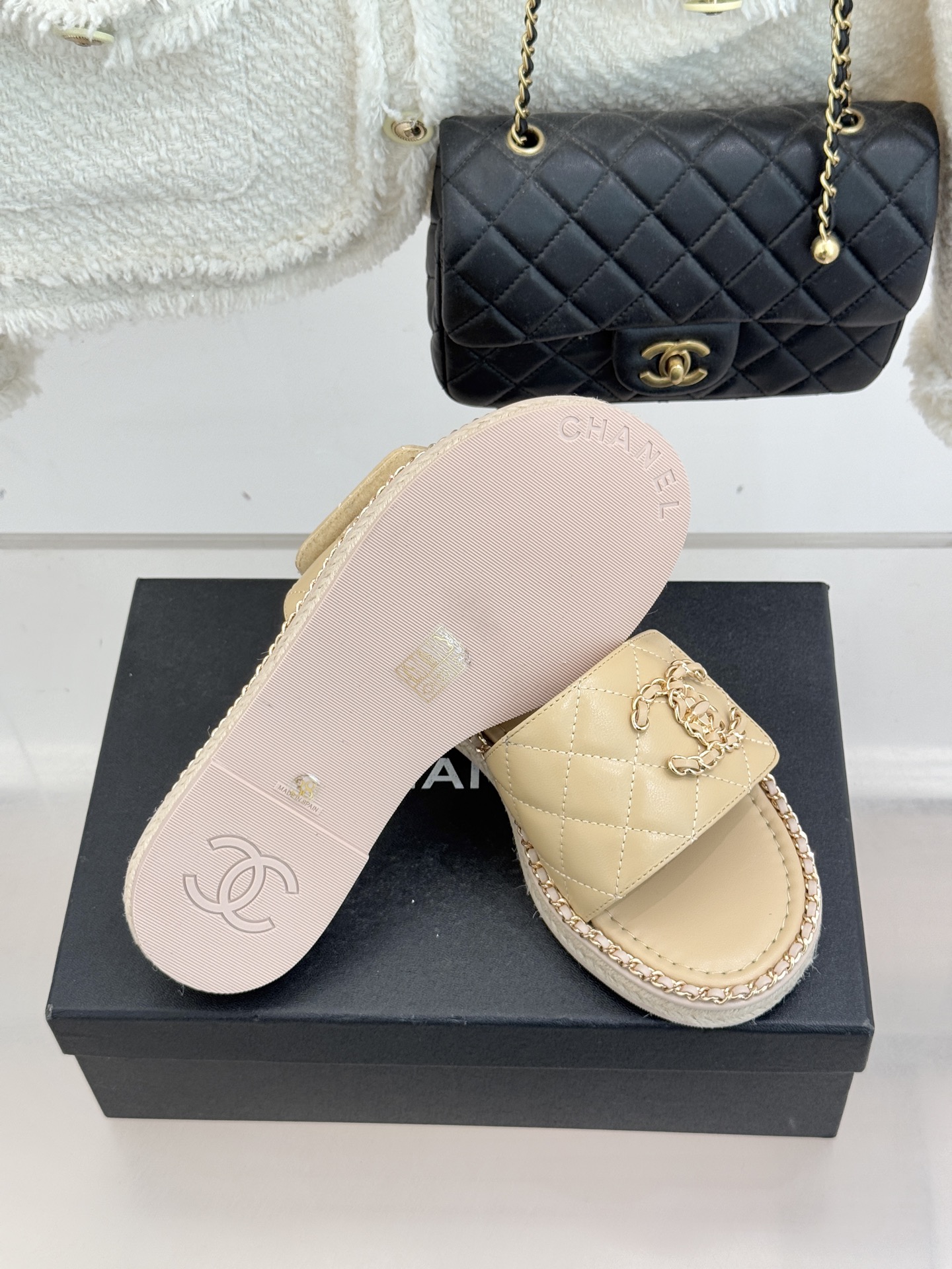 CHANE* ｜小香经典链条双C书包扣魔术贴懒人拖鞋 将经典基因注入慵懒日常链条与书包扣邂逅魔术贴懒人拖