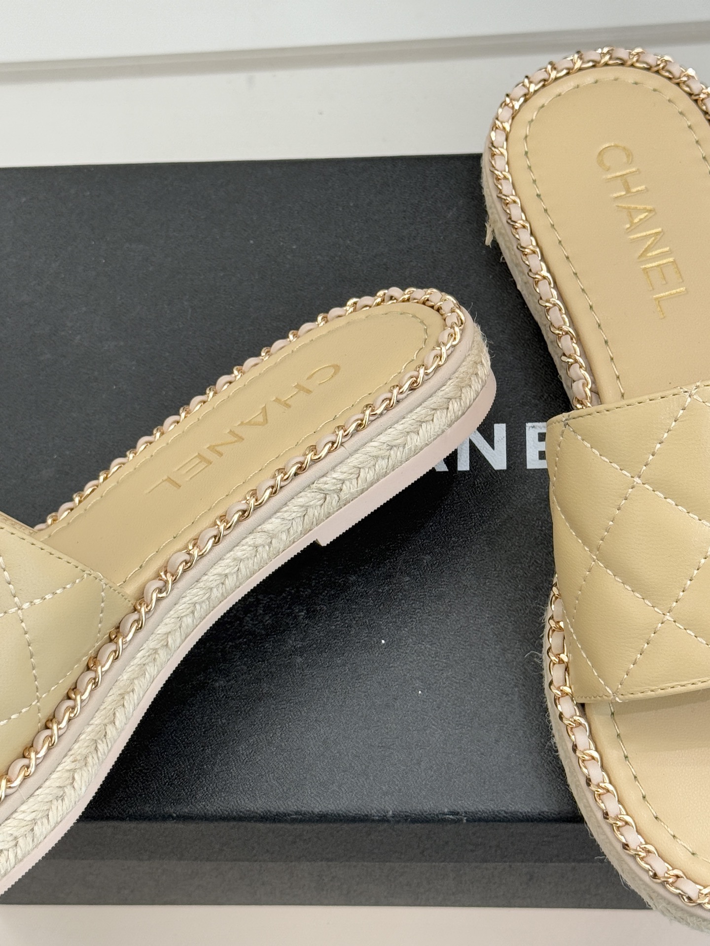 CHANE* ｜小香经典链条双C书包扣魔术贴懒人拖鞋 将经典基因注入慵懒日常链条与书包扣邂逅魔术贴懒人拖