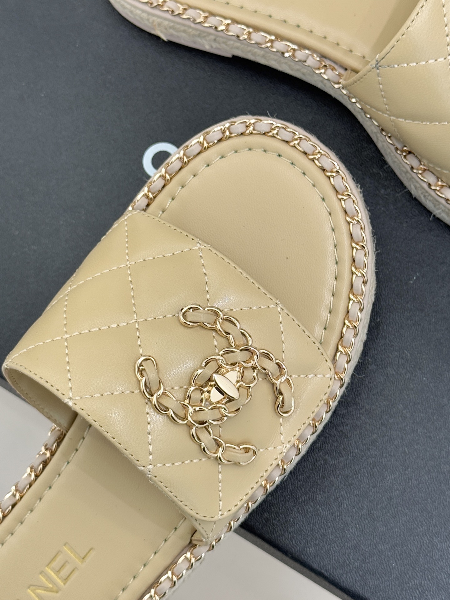 CHANE* ｜小香经典链条双C书包扣魔术贴懒人拖鞋 将经典基因注入慵懒日常链条与书包扣邂逅魔术贴懒人拖