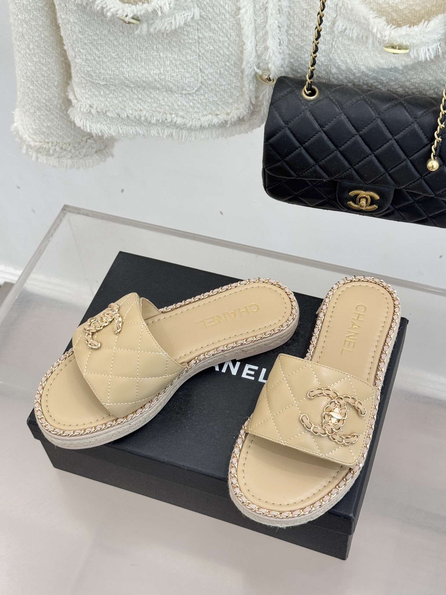 CHANE* ｜小香经典链条双C书包扣魔术贴懒人拖鞋 将经典基因注入慵懒日常链条与书包扣邂逅魔术贴懒人拖