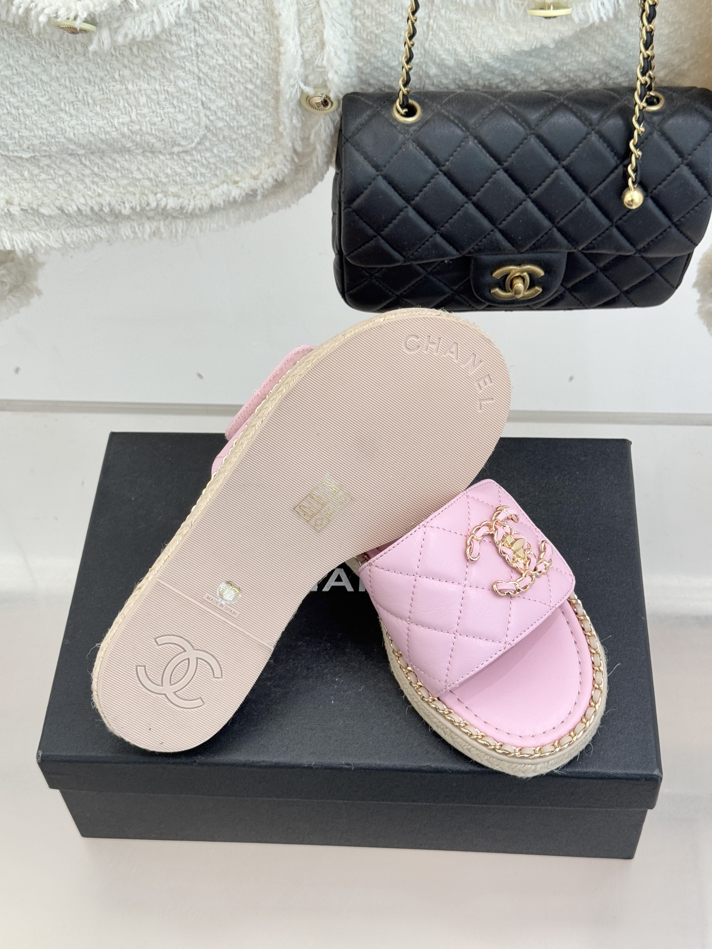 CHANE* ｜小香经典链条双C书包扣魔术贴懒人拖鞋 将经典基因注入慵懒日常链条与书包扣邂逅魔术贴懒人拖