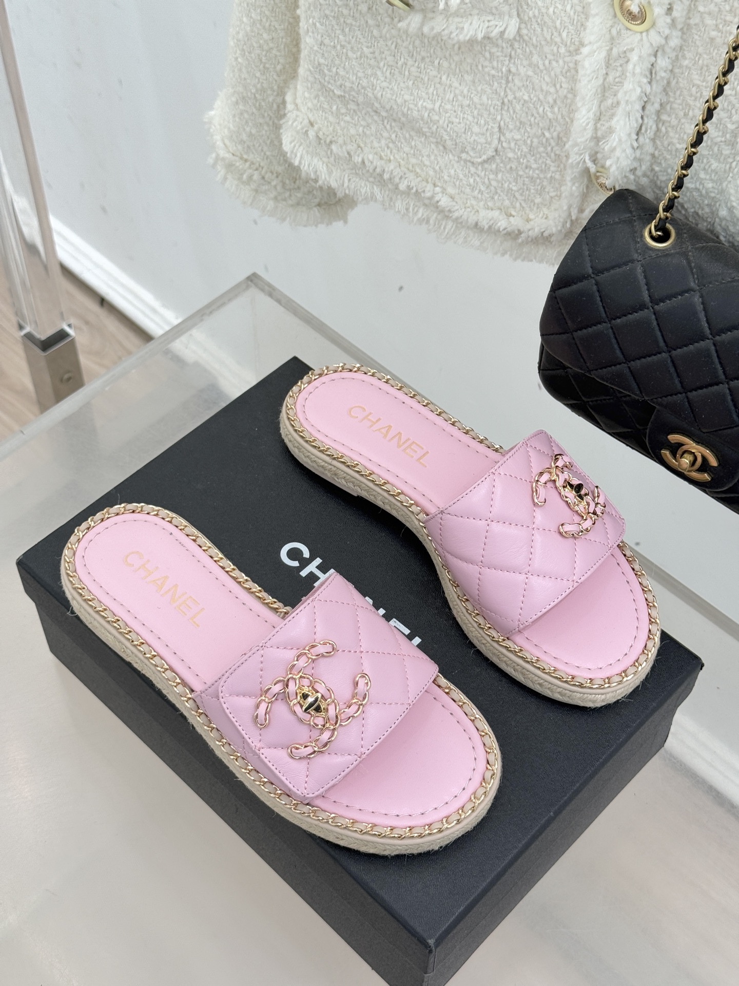 CHANE* ｜小香经典链条双C书包扣魔术贴懒人拖鞋 将经典基因注入慵懒日常链条与书包扣邂逅魔术贴懒人拖