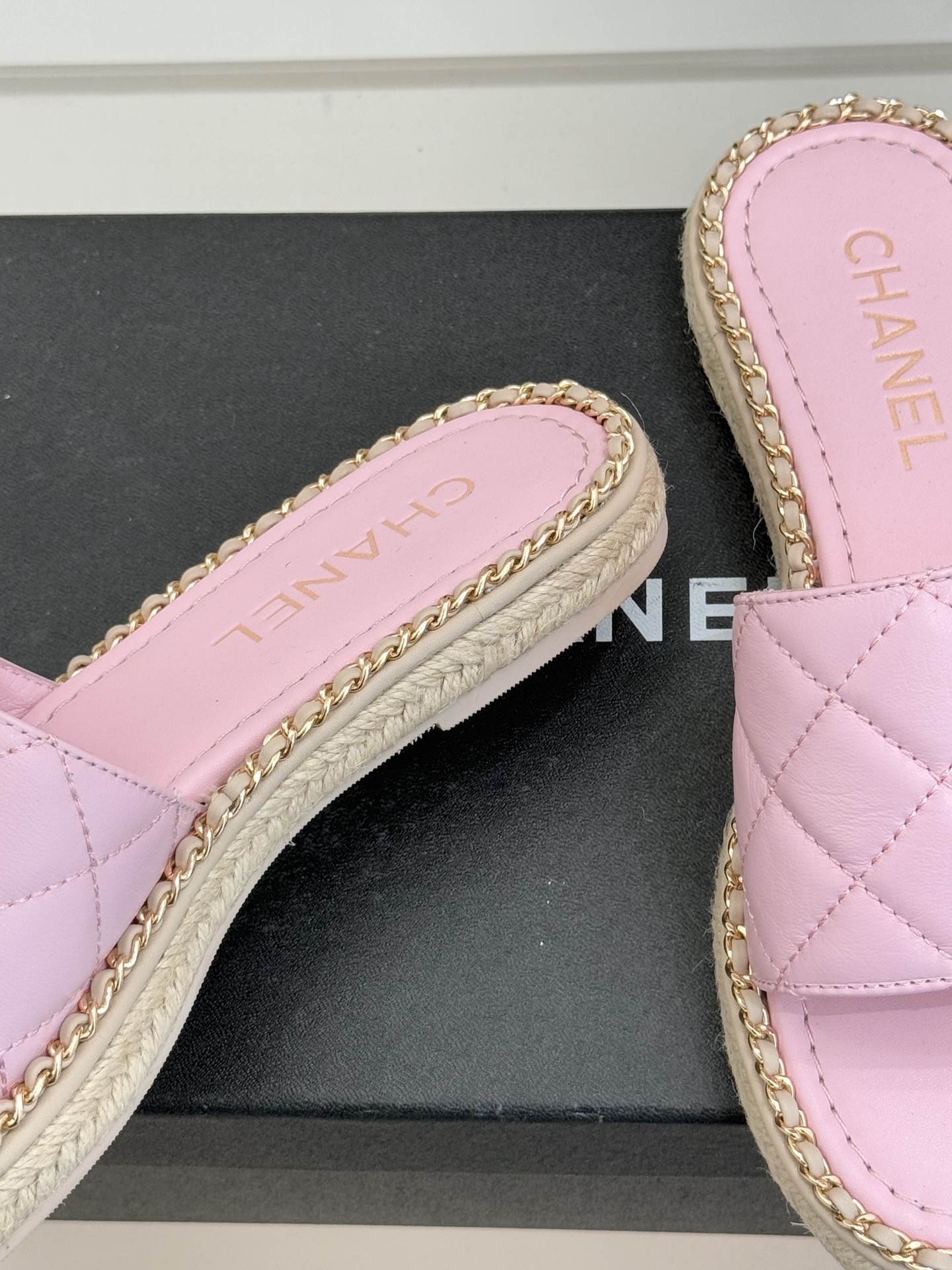 CHANE* ｜小香经典链条双C书包扣魔术贴懒人拖鞋 将经典基因注入慵懒日常链条与书包扣邂逅魔术贴懒人拖