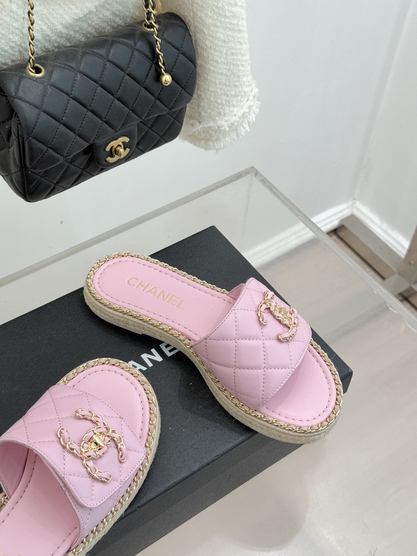 CHANE* ｜小香经典链条双C书包扣魔术贴懒人拖鞋 将经典基因注入慵懒日常链条与书包扣邂逅魔术贴懒人拖