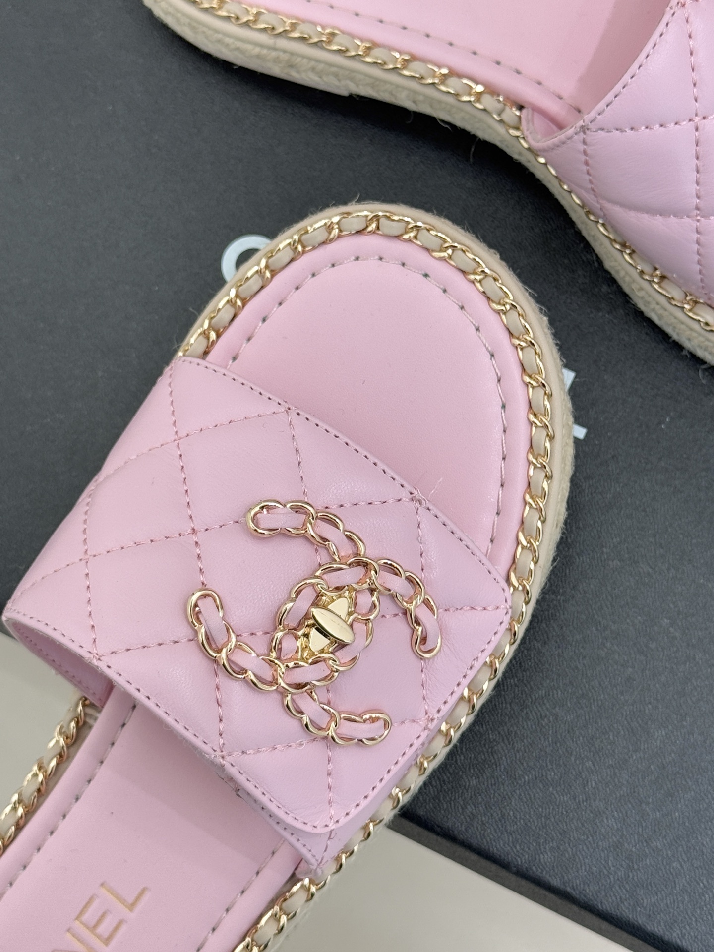 CHANE* ｜小香经典链条双C书包扣魔术贴懒人拖鞋 将经典基因注入慵懒日常链条与书包扣邂逅魔术贴懒人拖