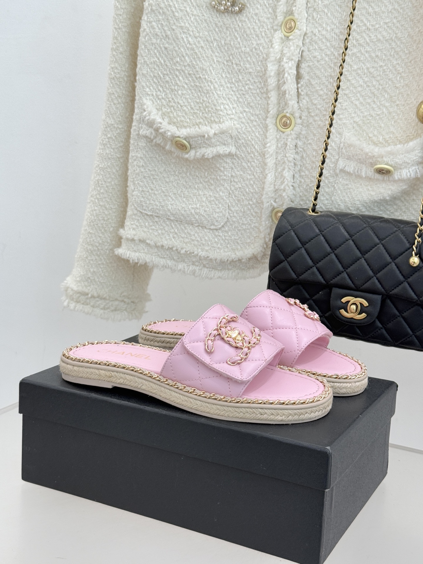 CHANE* ｜小香经典链条双C书包扣魔术贴懒人拖鞋 将经典基因注入慵懒日常链条与书包扣邂逅魔术贴懒人拖