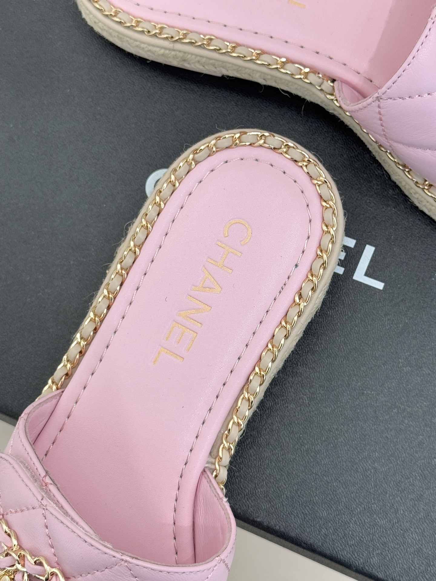 CHANE* ｜小香经典链条双C书包扣魔术贴懒人拖鞋 将经典基因注入慵懒日常链条与书包扣邂逅魔术贴懒人拖