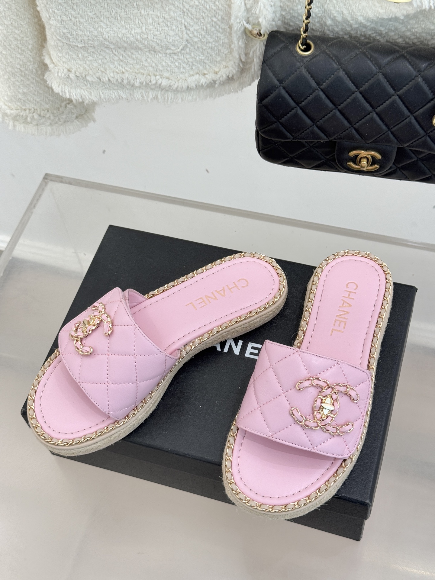 CHANE* ｜小香经典链条双C书包扣魔术贴懒人拖鞋 将经典基因注入慵懒日常链条与书包扣邂逅魔术贴懒人拖