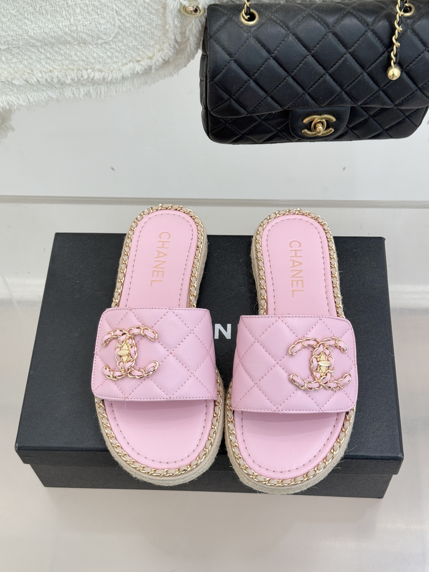 CHANE* ｜小香经典链条双C书包扣魔术贴懒人拖鞋 将经典基因注入慵懒日常链条与书包扣邂逅魔术贴懒人拖