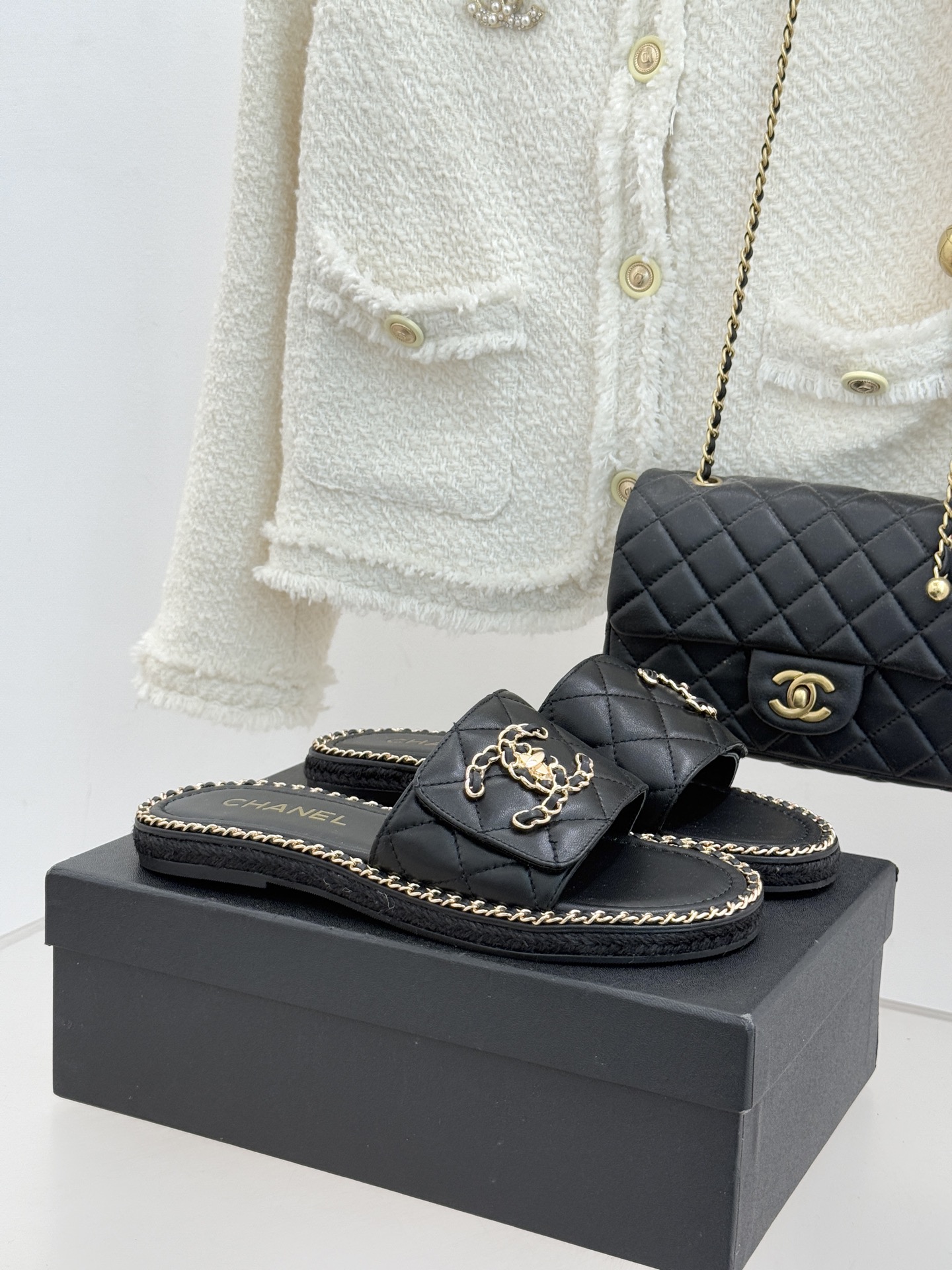 CHANE* ｜小香经典链条双C书包扣魔术贴懒人拖鞋 将经典基因注入慵懒日常链条与书包扣邂逅魔术贴懒人拖