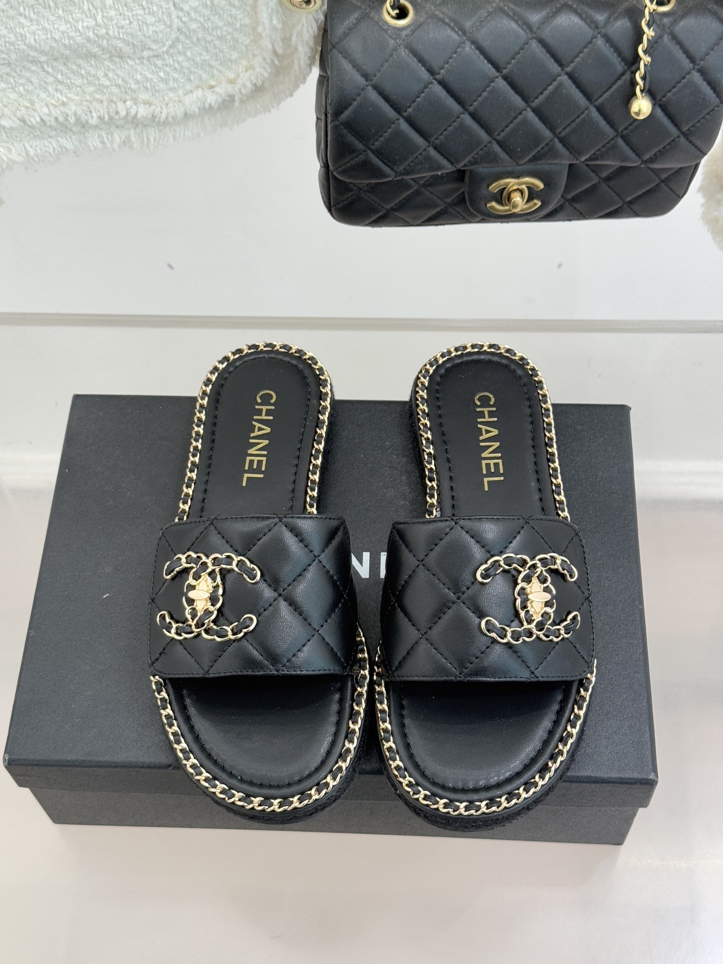 CHANE* ｜小香经典链条双C书包扣魔术贴懒人拖鞋 将经典基因注入慵懒日常链条与书包扣邂逅魔术贴懒人拖