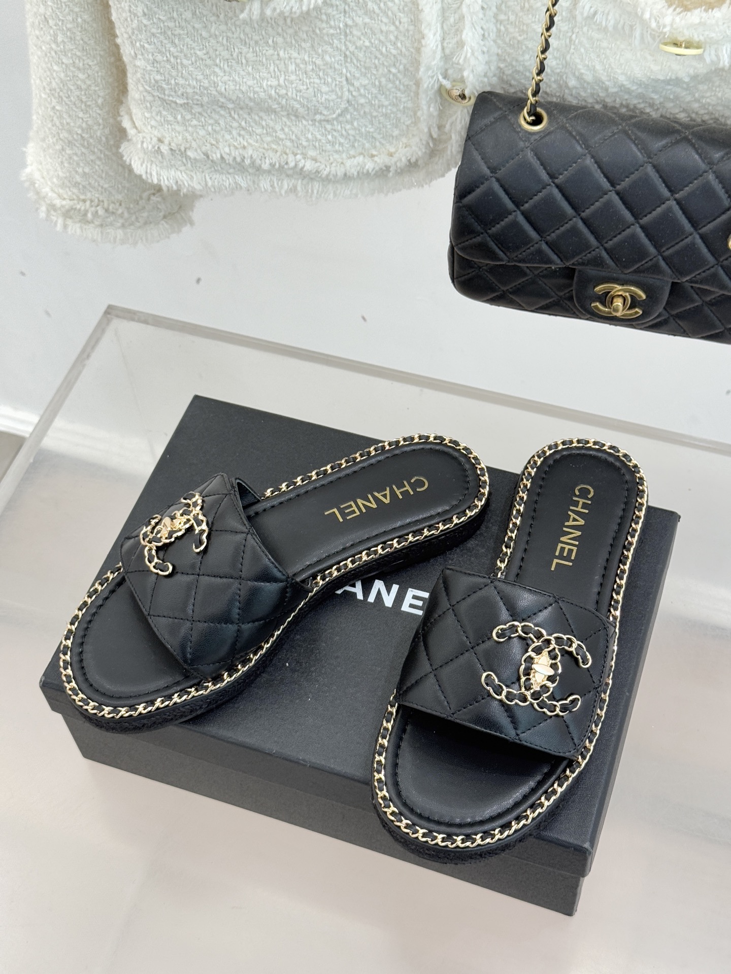 CHANE* ｜小香经典链条双C书包扣魔术贴懒人拖鞋 将经典基因注入慵懒日常链条与书包扣邂逅魔术贴懒人拖