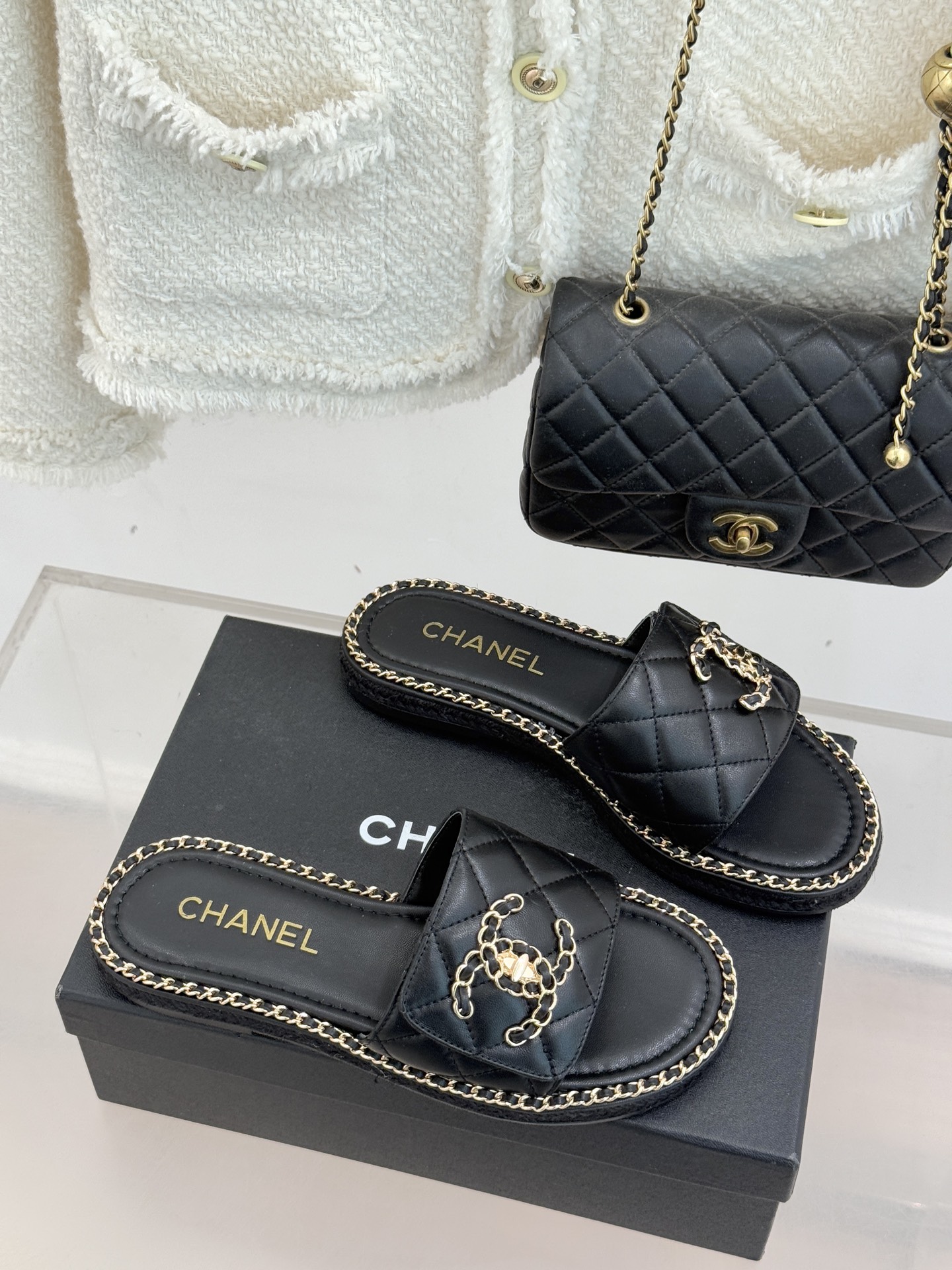 CHANE* ｜小香经典链条双C书包扣魔术贴懒人拖鞋 将经典基因注入慵懒日常链条与书包扣邂逅魔术贴懒人拖