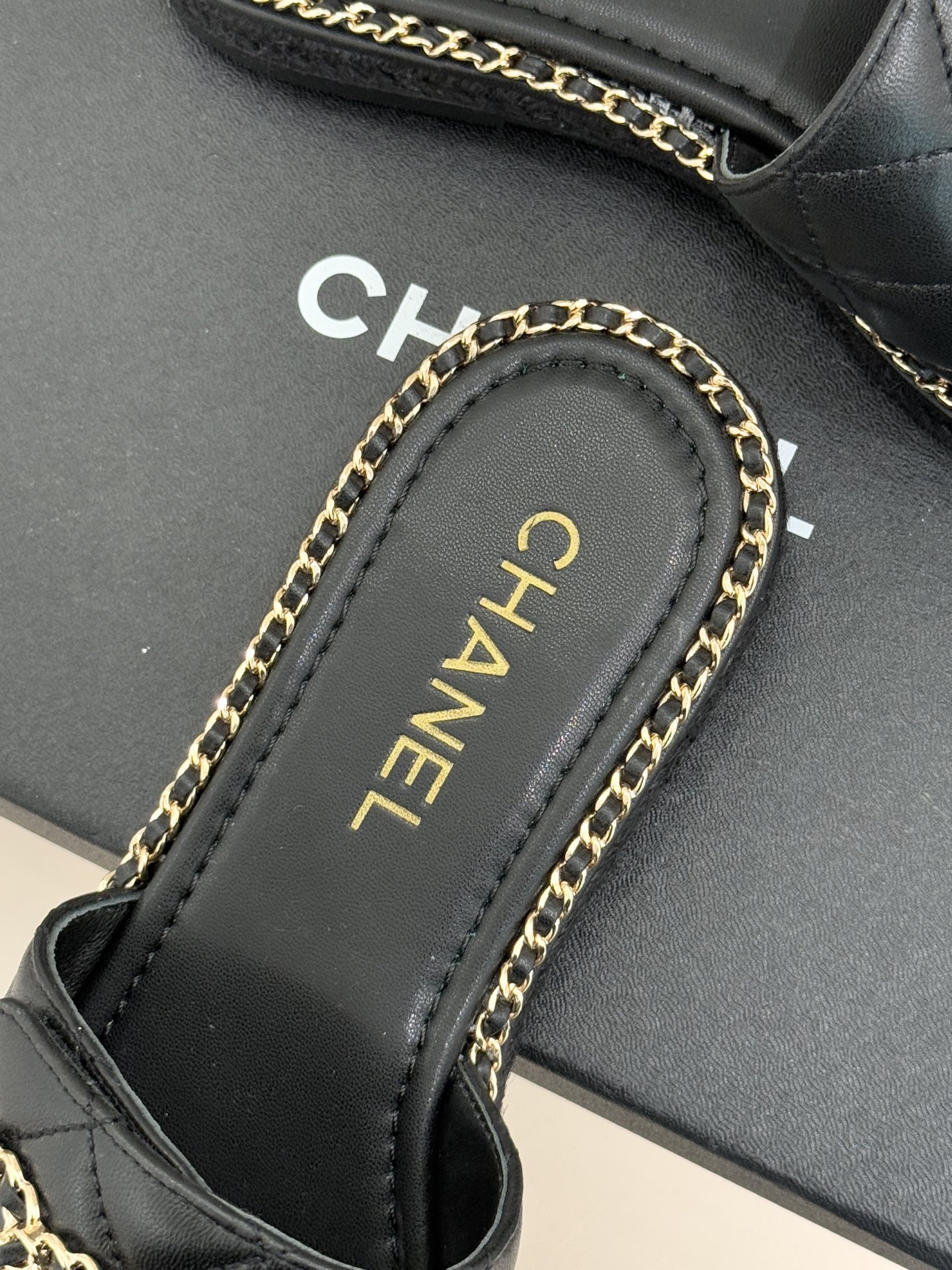 CHANE* ｜小香经典链条双C书包扣魔术贴懒人拖鞋 将经典基因注入慵懒日常链条与书包扣邂逅魔术贴懒人拖