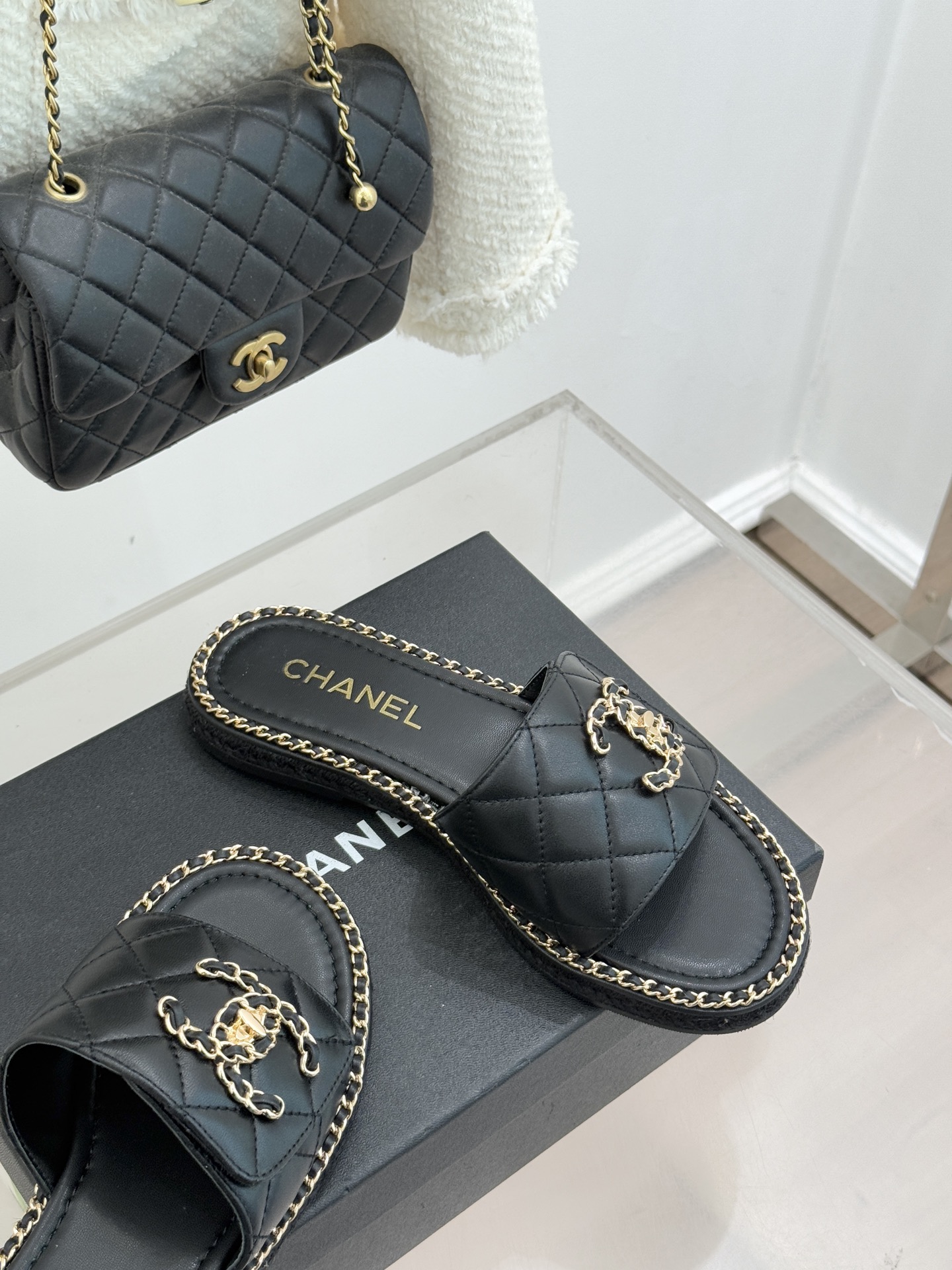 CHANE* ｜小香经典链条双C书包扣魔术贴懒人拖鞋 将经典基因注入慵懒日常链条与书包扣邂逅魔术贴懒人拖