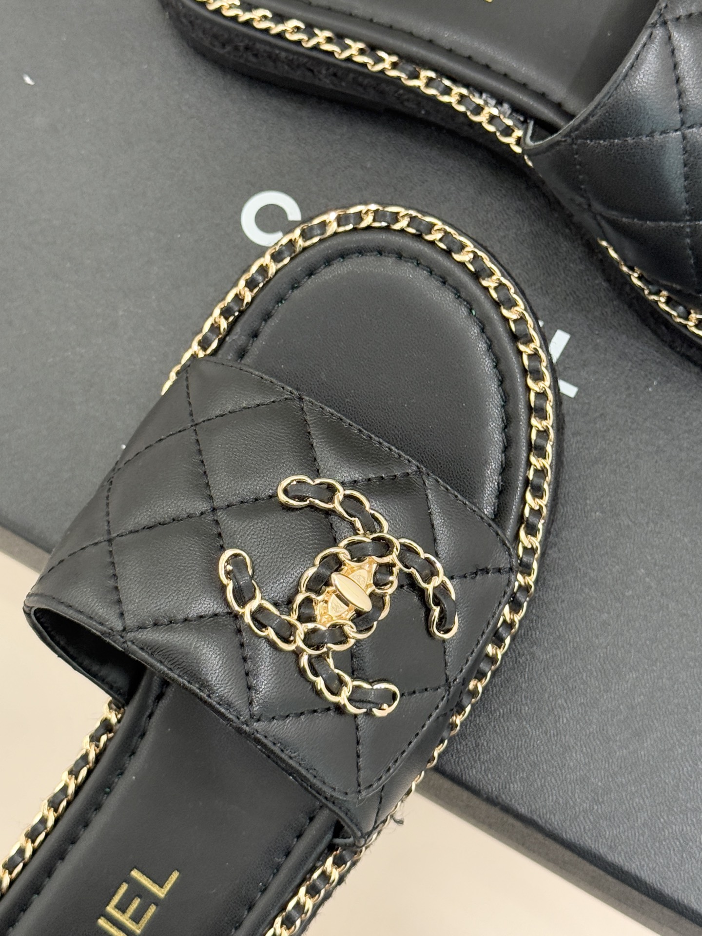 CHANE* ｜小香经典链条双C书包扣魔术贴懒人拖鞋 将经典基因注入慵懒日常链条与书包扣邂逅魔术贴懒人拖