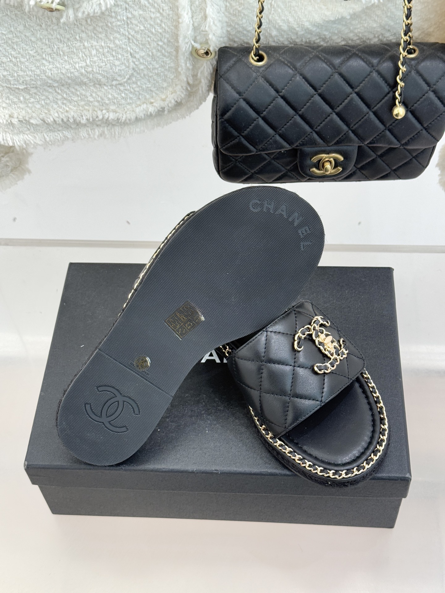 CHANE* ｜小香经典链条双C书包扣魔术贴懒人拖鞋 将经典基因注入慵懒日常链条与书包扣邂逅魔术贴懒人拖