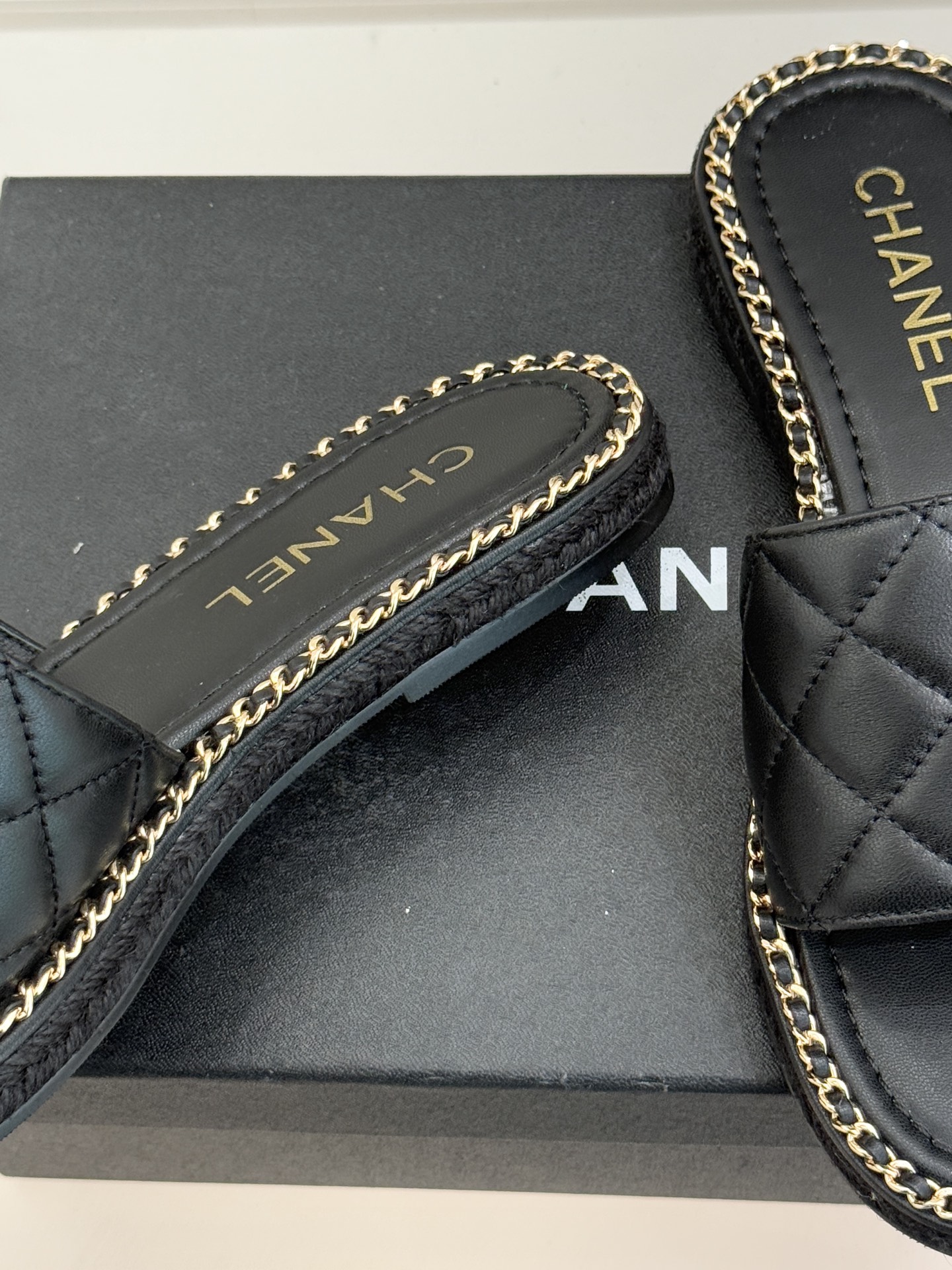 CHANE* ｜小香经典链条双C书包扣魔术贴懒人拖鞋 将经典基因注入慵懒日常链条与书包扣邂逅魔术贴懒人拖