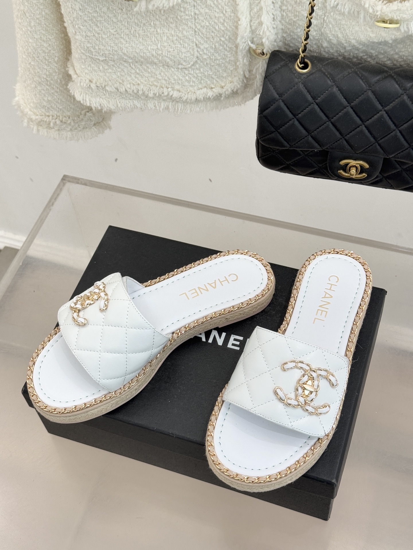 CHANE* ｜小香经典链条双C书包扣魔术贴懒人拖鞋 将经典基因注入慵懒日常链条与书包扣邂逅魔术贴懒人拖