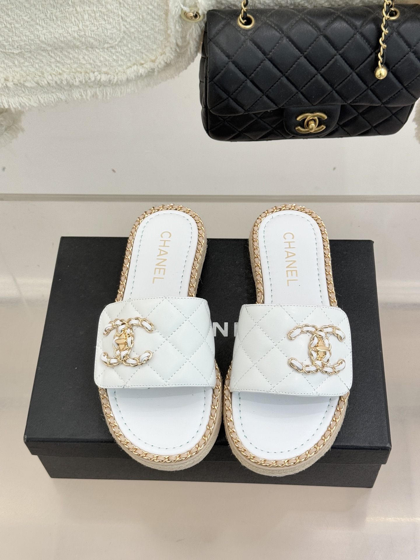 CHANE* ｜小香经典链条双C书包扣魔术贴懒人拖鞋 将经典基因注入慵懒日常链条与书包扣邂逅魔术贴懒人拖