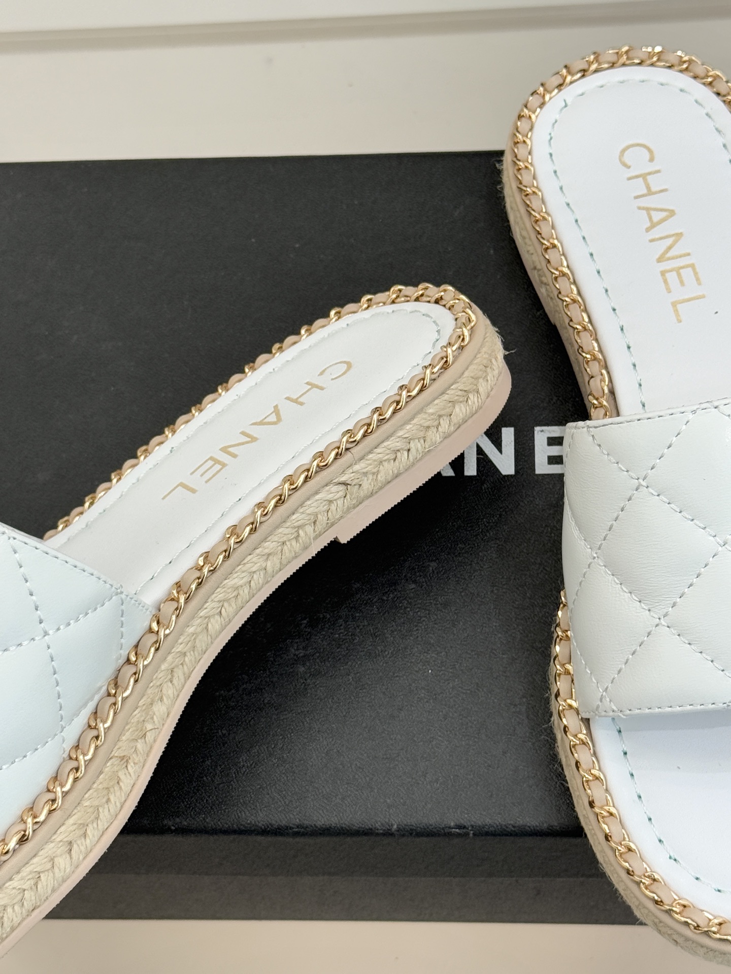 CHANE* ｜小香经典链条双C书包扣魔术贴懒人拖鞋 将经典基因注入慵懒日常链条与书包扣邂逅魔术贴懒人拖