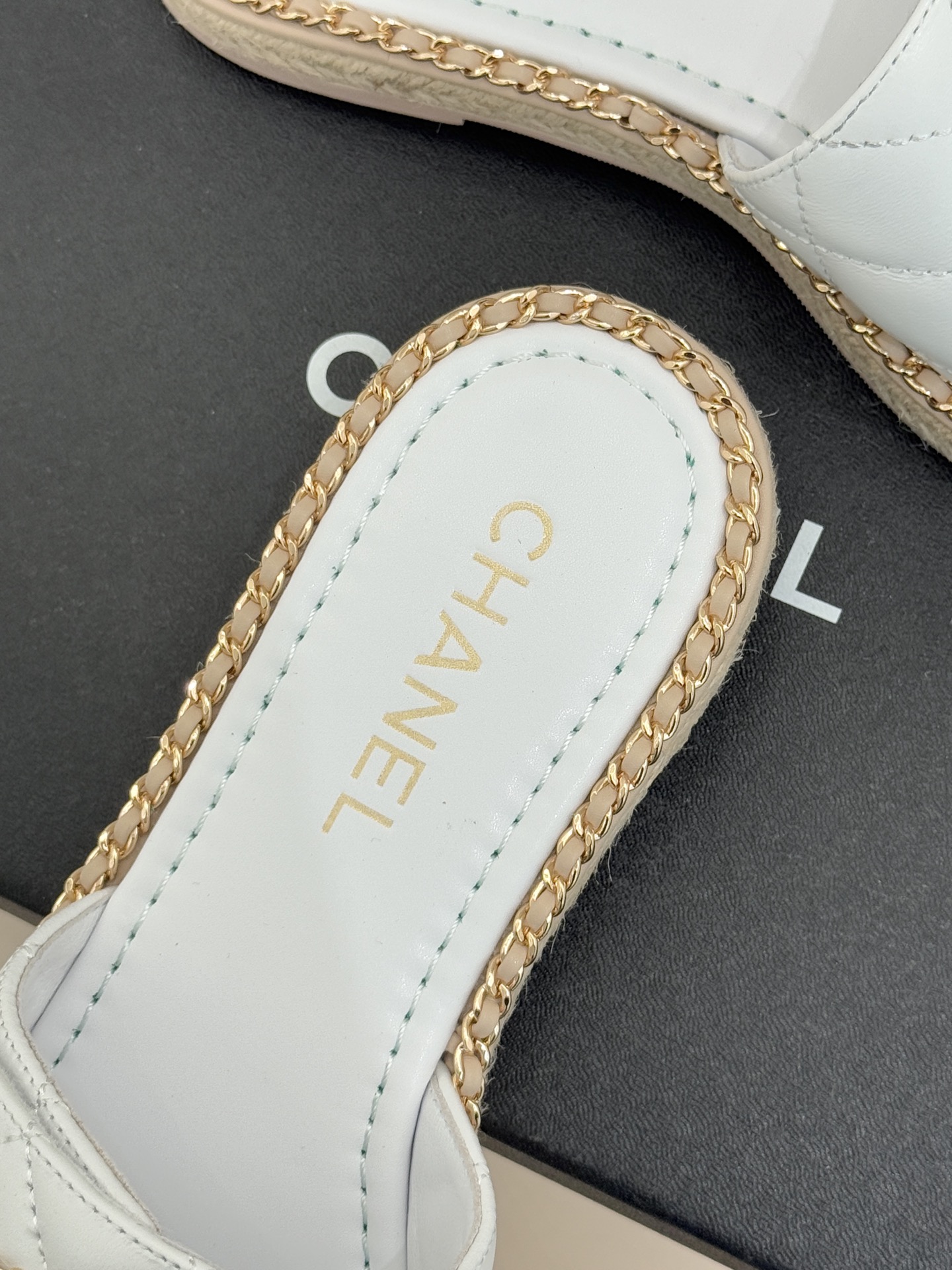 CHANE* ｜小香经典链条双C书包扣魔术贴懒人拖鞋 将经典基因注入慵懒日常链条与书包扣邂逅魔术贴懒人拖