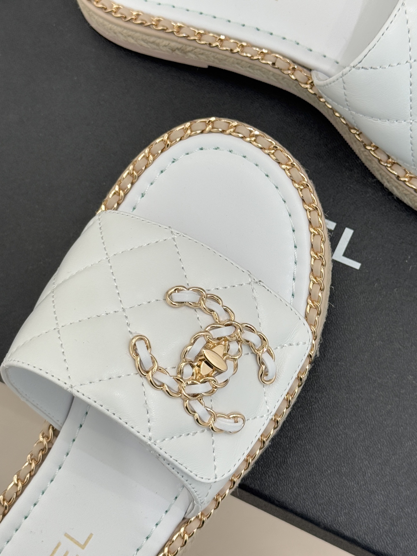 CHANE* ｜小香经典链条双C书包扣魔术贴懒人拖鞋 将经典基因注入慵懒日常链条与书包扣邂逅魔术贴懒人拖