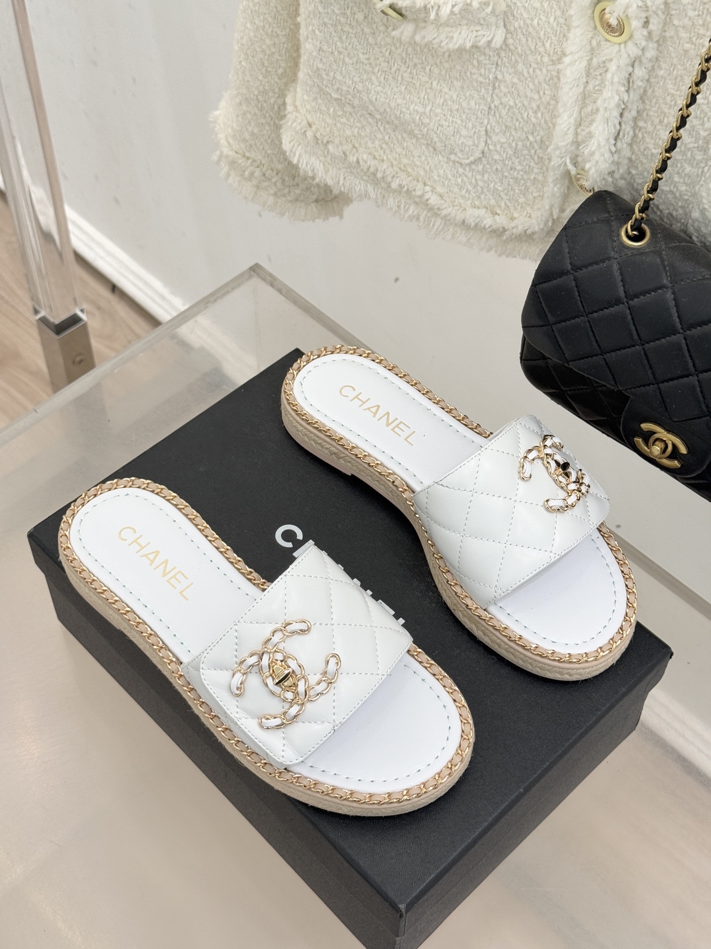 CHANE* ｜小香经典链条双C书包扣魔术贴懒人拖鞋 将经典基因注入慵懒日常链条与书包扣邂逅魔术贴懒人拖