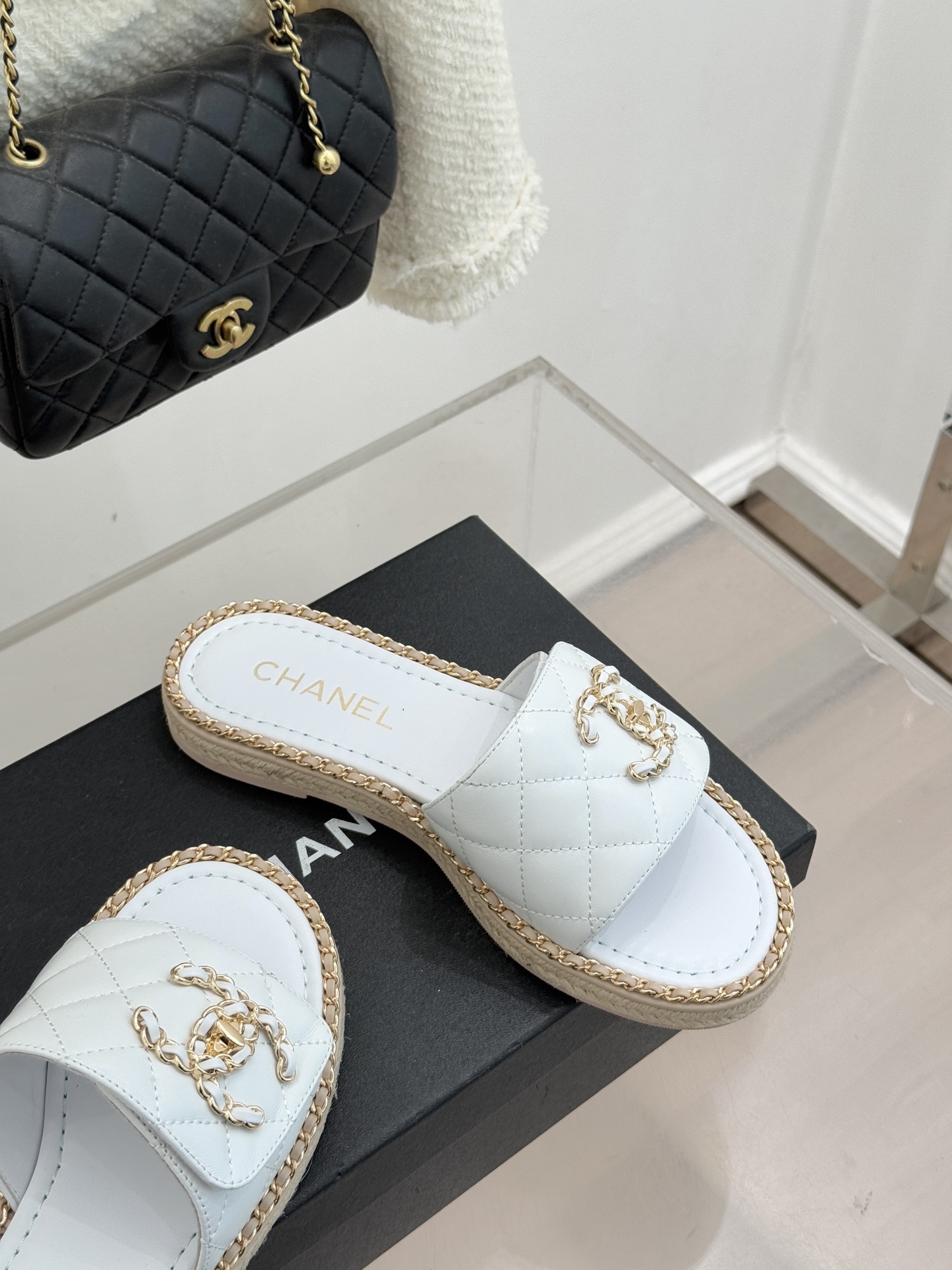 CHANE* ｜小香经典链条双C书包扣魔术贴懒人拖鞋 将经典基因注入慵懒日常链条与书包扣邂逅魔术贴懒人拖