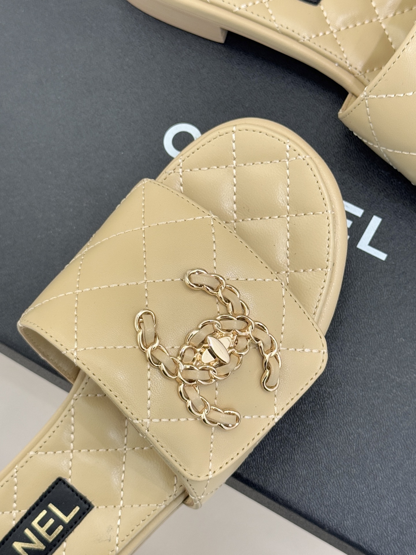 CHANE* ｜小香经典链条双C书包扣魔术贴懒人拖鞋 将经典基因注入慵懒日常链条与书包扣邂逅魔术贴懒人拖