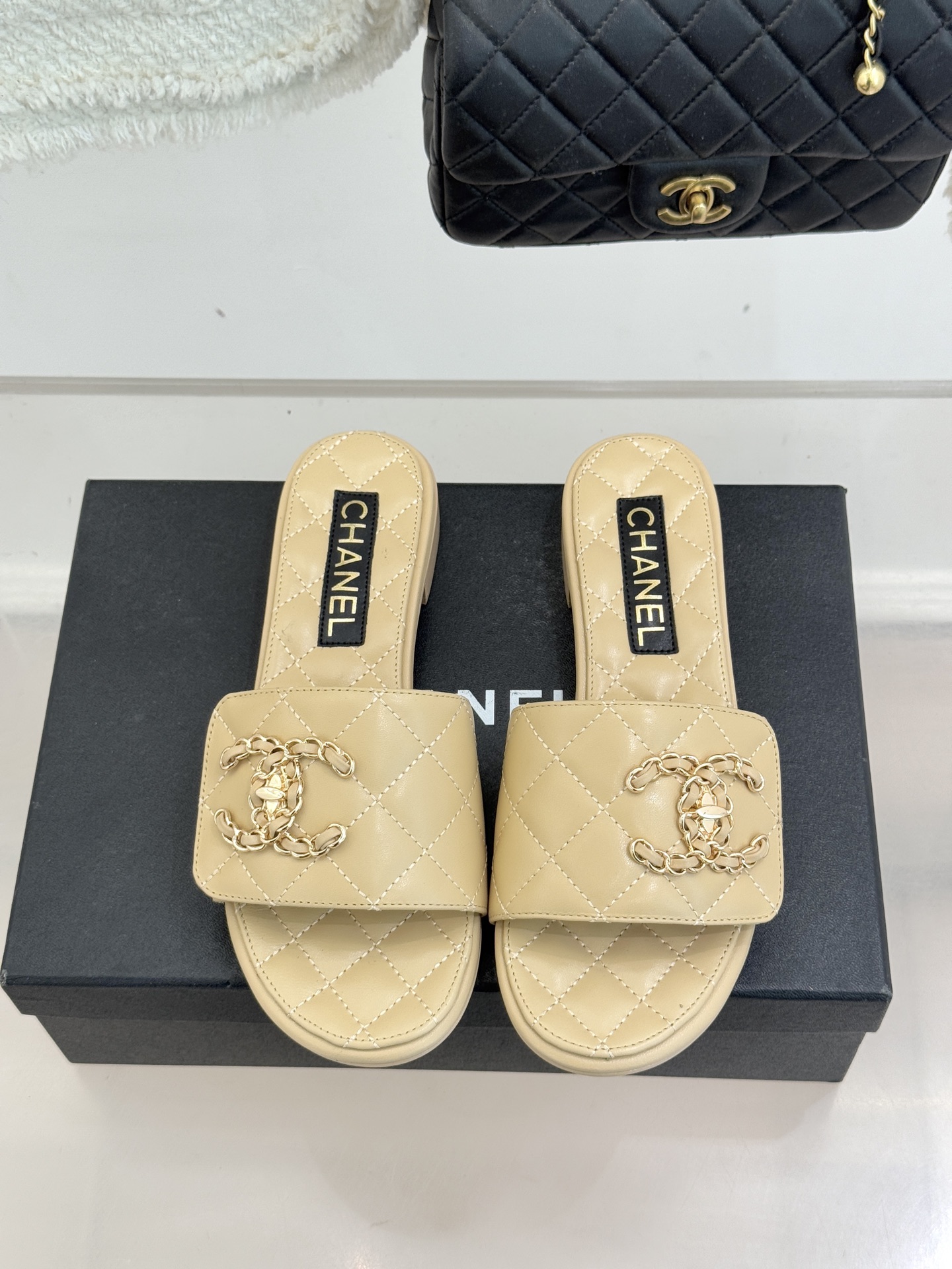 CHANE* ｜小香经典链条双C书包扣魔术贴懒人拖鞋 将经典基因注入慵懒日常链条与书包扣邂逅魔术贴懒人拖