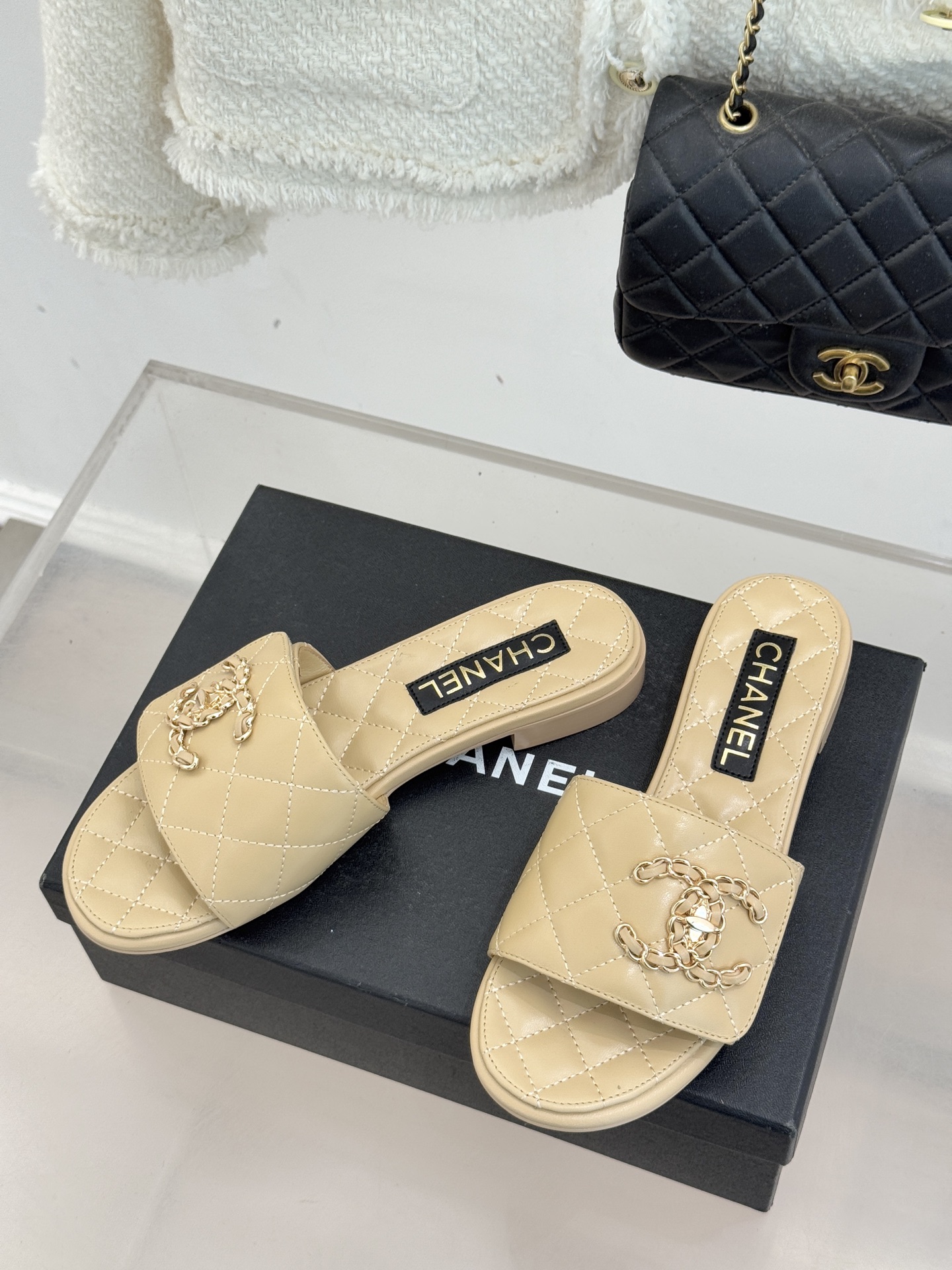 CHANE* ｜小香经典链条双C书包扣魔术贴懒人拖鞋 将经典基因注入慵懒日常链条与书包扣邂逅魔术贴懒人拖