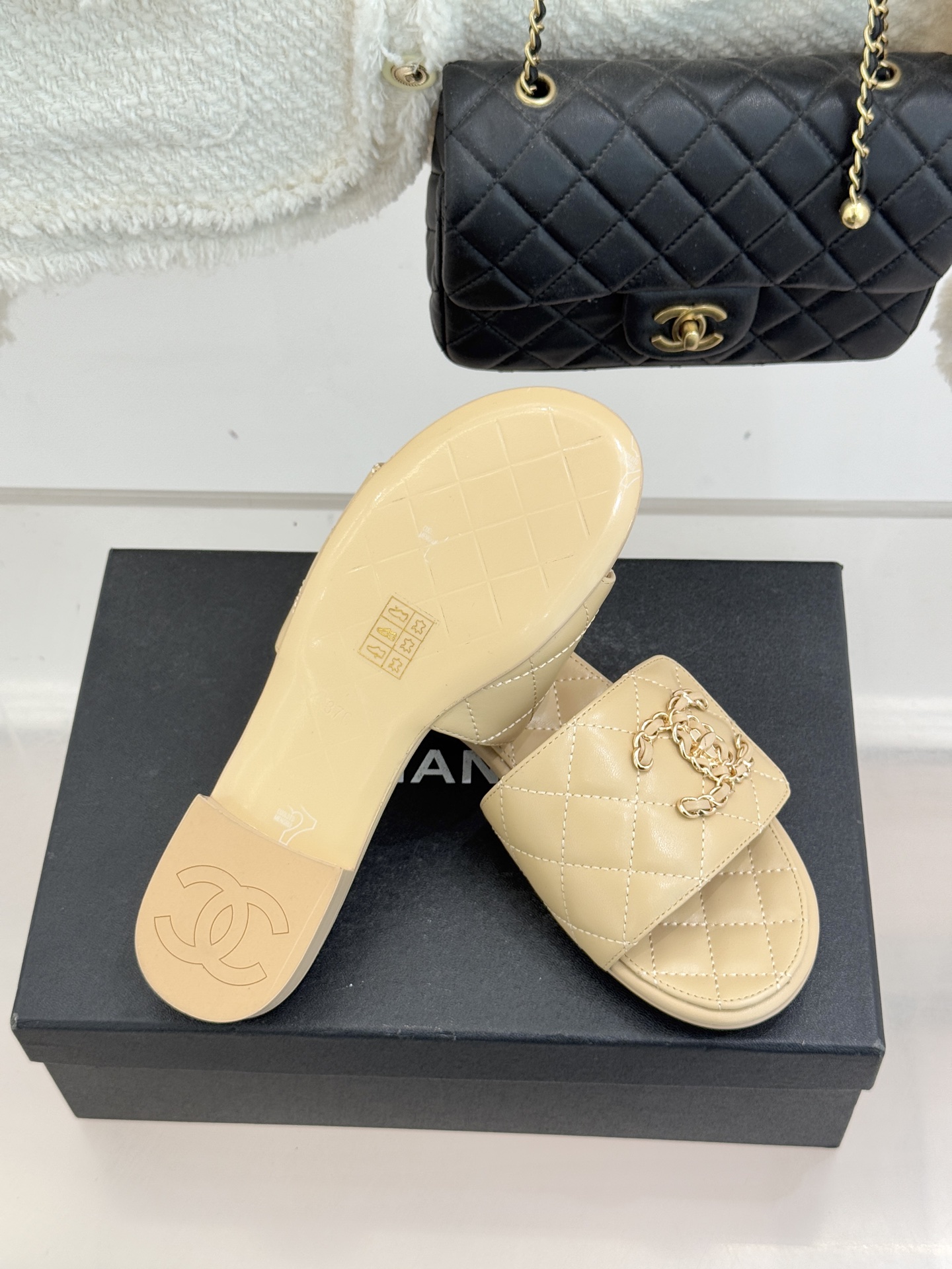 CHANE* ｜小香经典链条双C书包扣魔术贴懒人拖鞋 将经典基因注入慵懒日常链条与书包扣邂逅魔术贴懒人拖