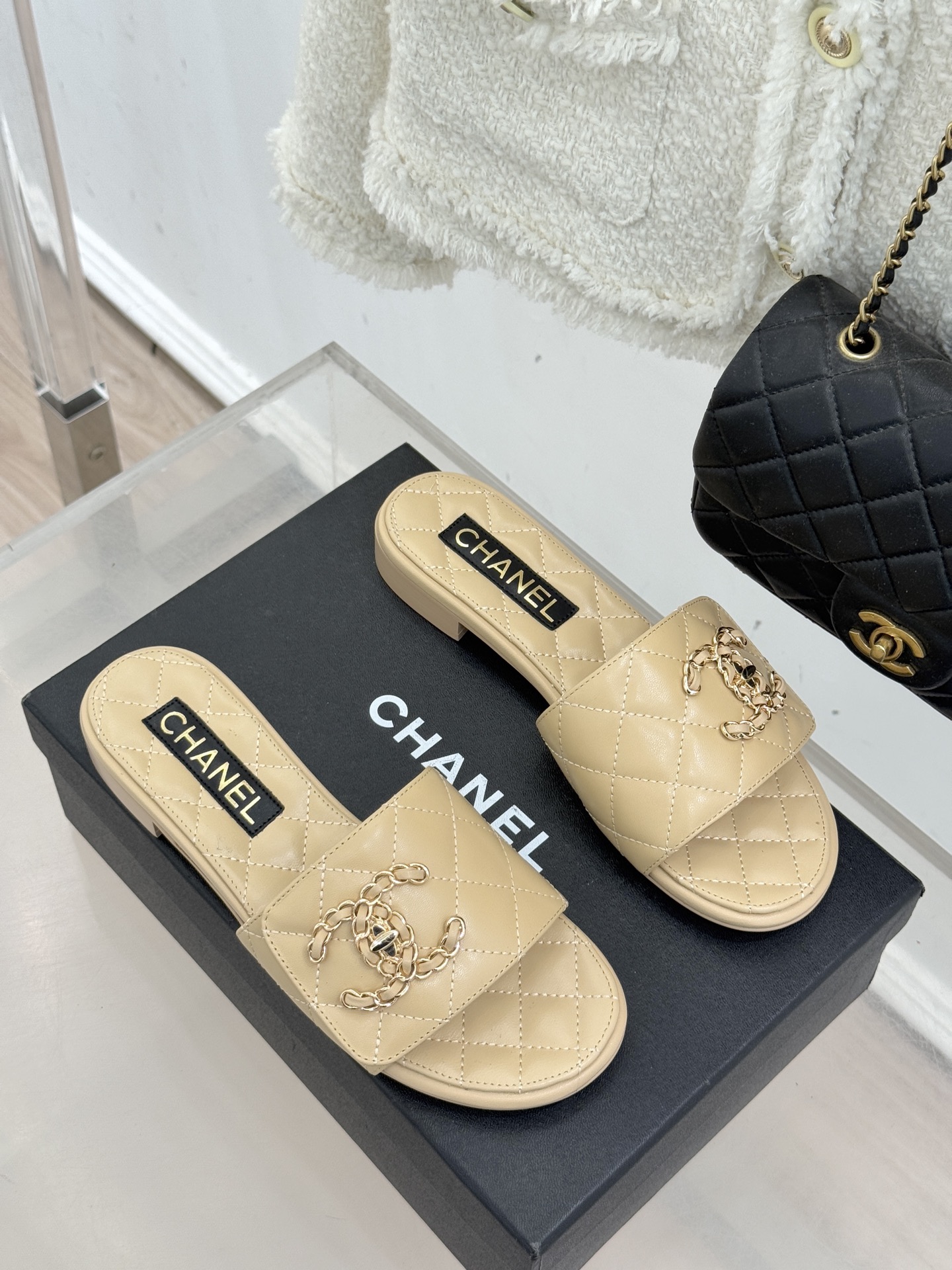 CHANE* ｜小香经典链条双C书包扣魔术贴懒人拖鞋 将经典基因注入慵懒日常链条与书包扣邂逅魔术贴懒人拖