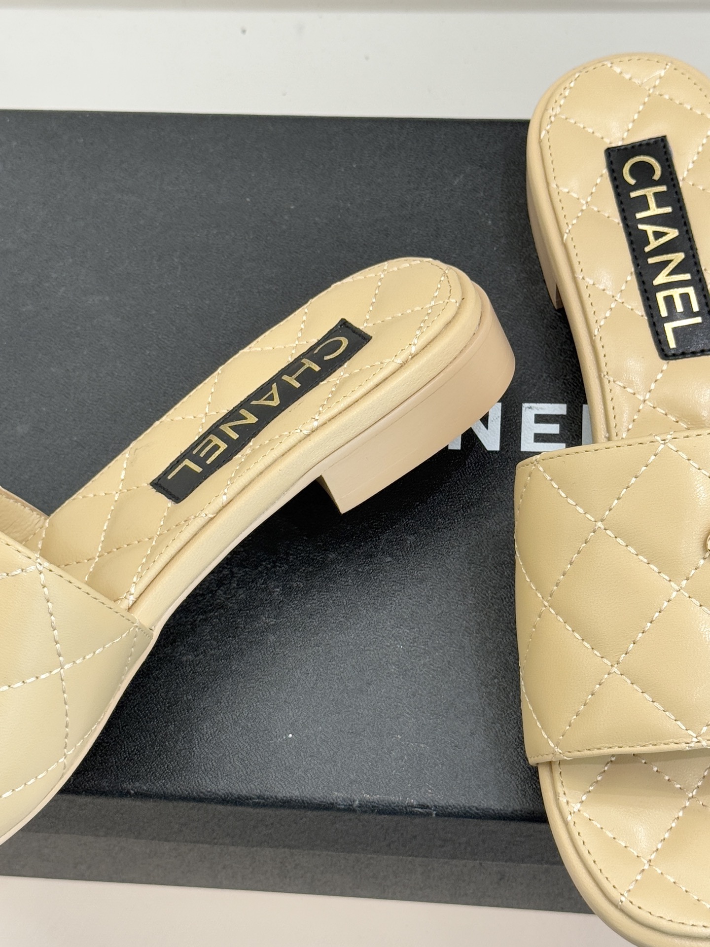 CHANE* ｜小香经典链条双C书包扣魔术贴懒人拖鞋 将经典基因注入慵懒日常链条与书包扣邂逅魔术贴懒人拖