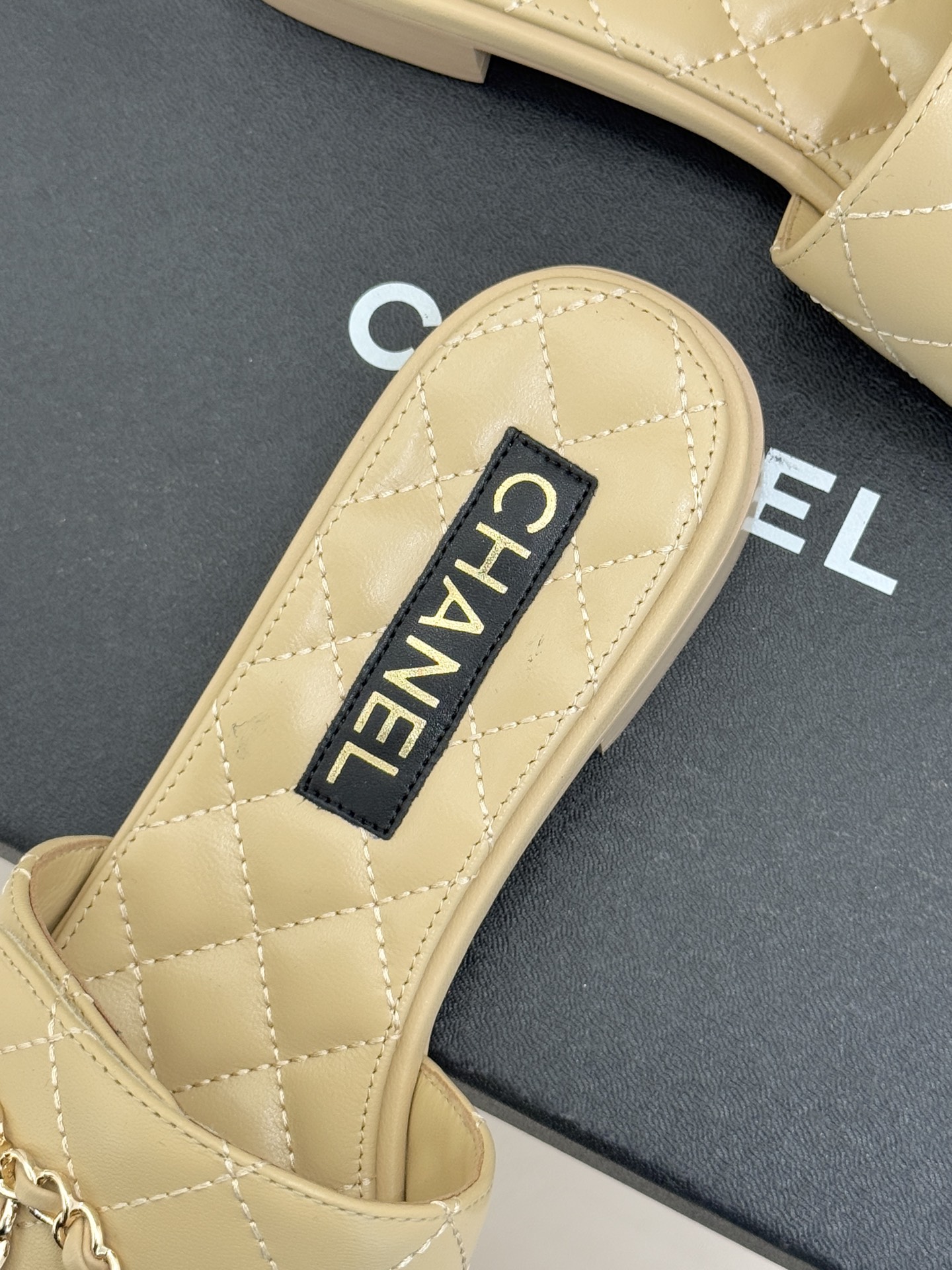 CHANE* ｜小香经典链条双C书包扣魔术贴懒人拖鞋 将经典基因注入慵懒日常链条与书包扣邂逅魔术贴懒人拖