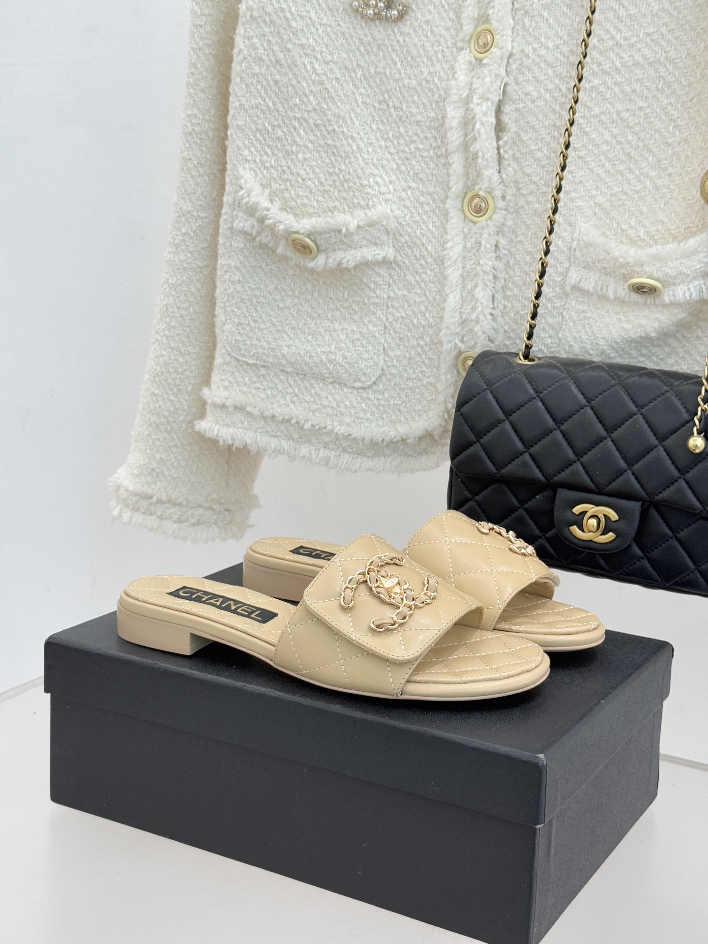 CHANE* ｜小香经典链条双C书包扣魔术贴懒人拖鞋 将经典基因注入慵懒日常链条与书包扣邂逅魔术贴懒人拖