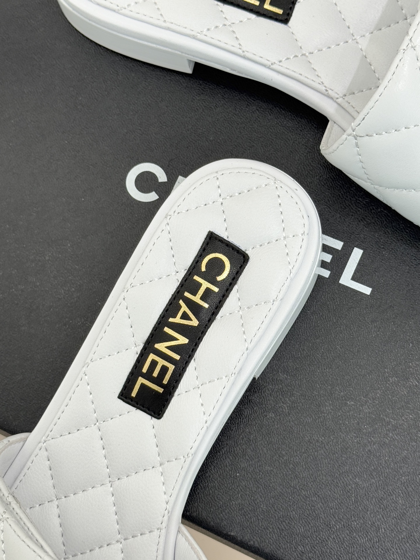 CHANE* ｜小香经典链条双C书包扣魔术贴懒人拖鞋 将经典基因注入慵懒日常链条与书包扣邂逅魔术贴懒人拖