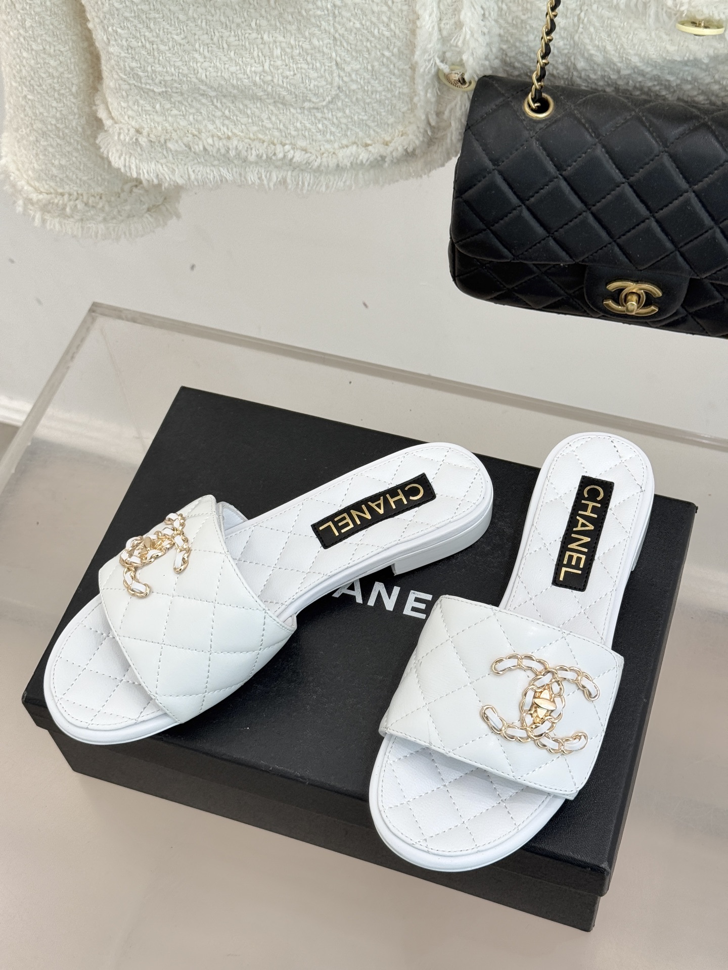 CHANE* ｜小香经典链条双C书包扣魔术贴懒人拖鞋 将经典基因注入慵懒日常链条与书包扣邂逅魔术贴懒人拖