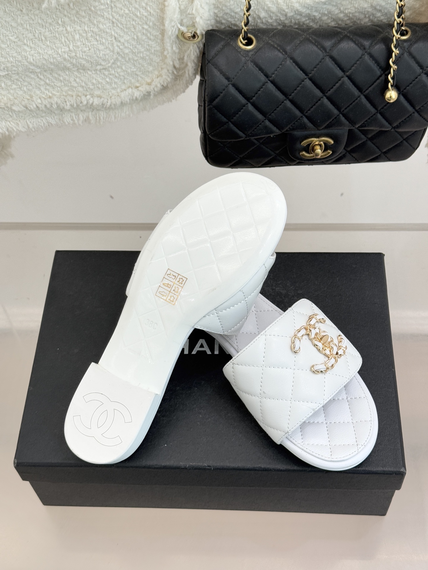 CHANE* ｜小香经典链条双C书包扣魔术贴懒人拖鞋 将经典基因注入慵懒日常链条与书包扣邂逅魔术贴懒人拖