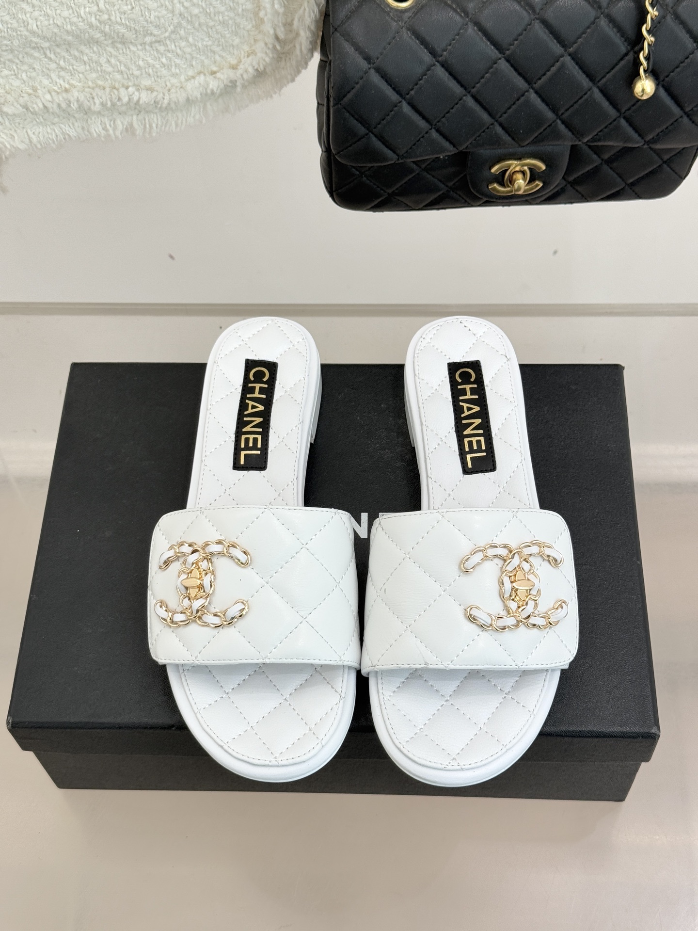 CHANE* ｜小香经典链条双C书包扣魔术贴懒人拖鞋 将经典基因注入慵懒日常链条与书包扣邂逅魔术贴懒人拖