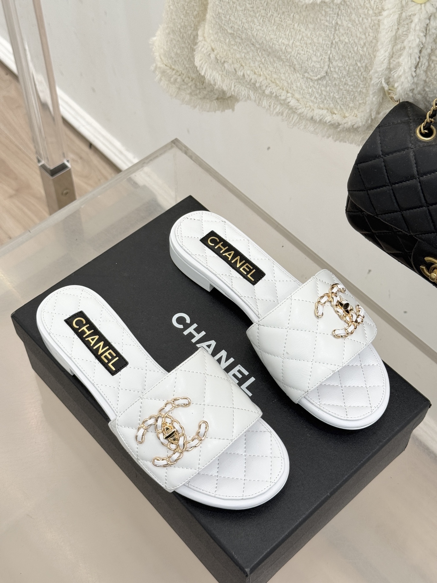 CHANE* ｜小香经典链条双C书包扣魔术贴懒人拖鞋 将经典基因注入慵懒日常链条与书包扣邂逅魔术贴懒人拖